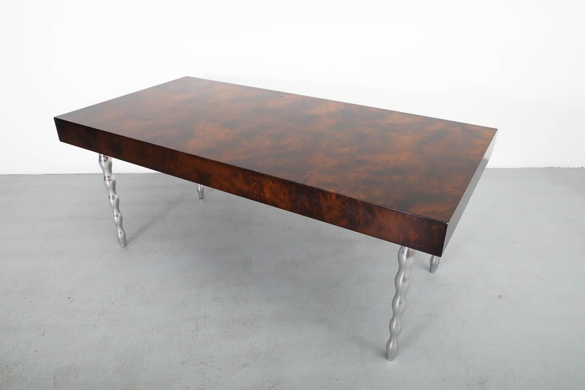 Escritorio antiguo Gerard Van Den Berg para Montis de madera burilada con patas de aluminio fundido en venta 3