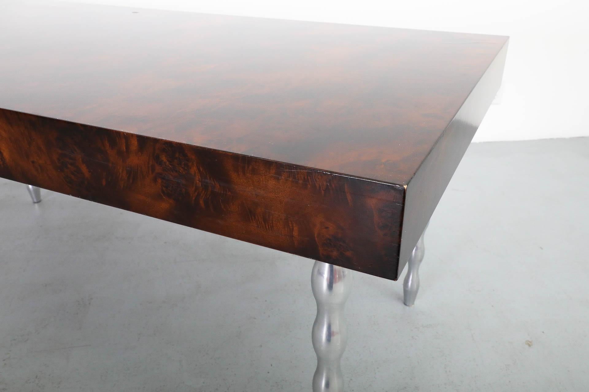 Escritorio antiguo Gerard Van Den Berg para Montis de madera burilada con patas de aluminio fundido en venta 5