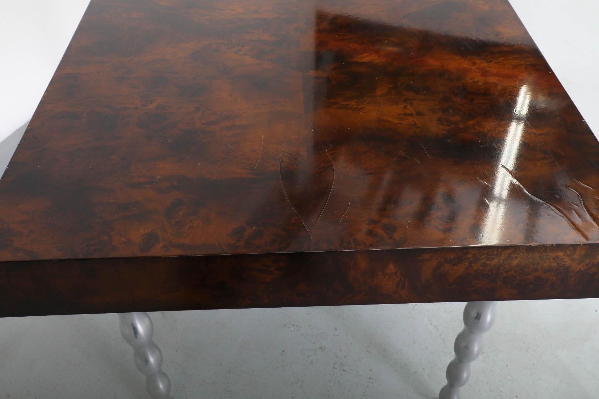 Escritorio antiguo Gerard Van Den Berg para Montis de madera burilada con patas de aluminio fundido en venta 9