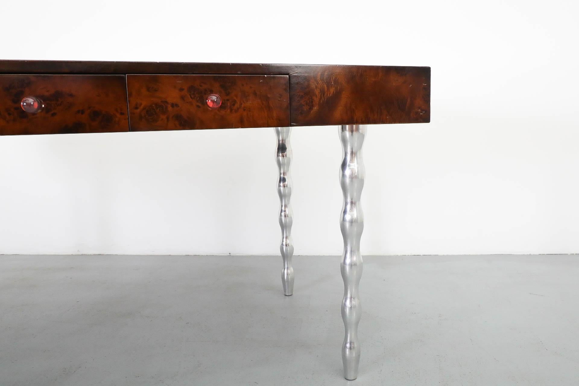 Escritorio antiguo Gerard Van Den Berg para Montis de madera burilada con patas de aluminio fundido en venta 10