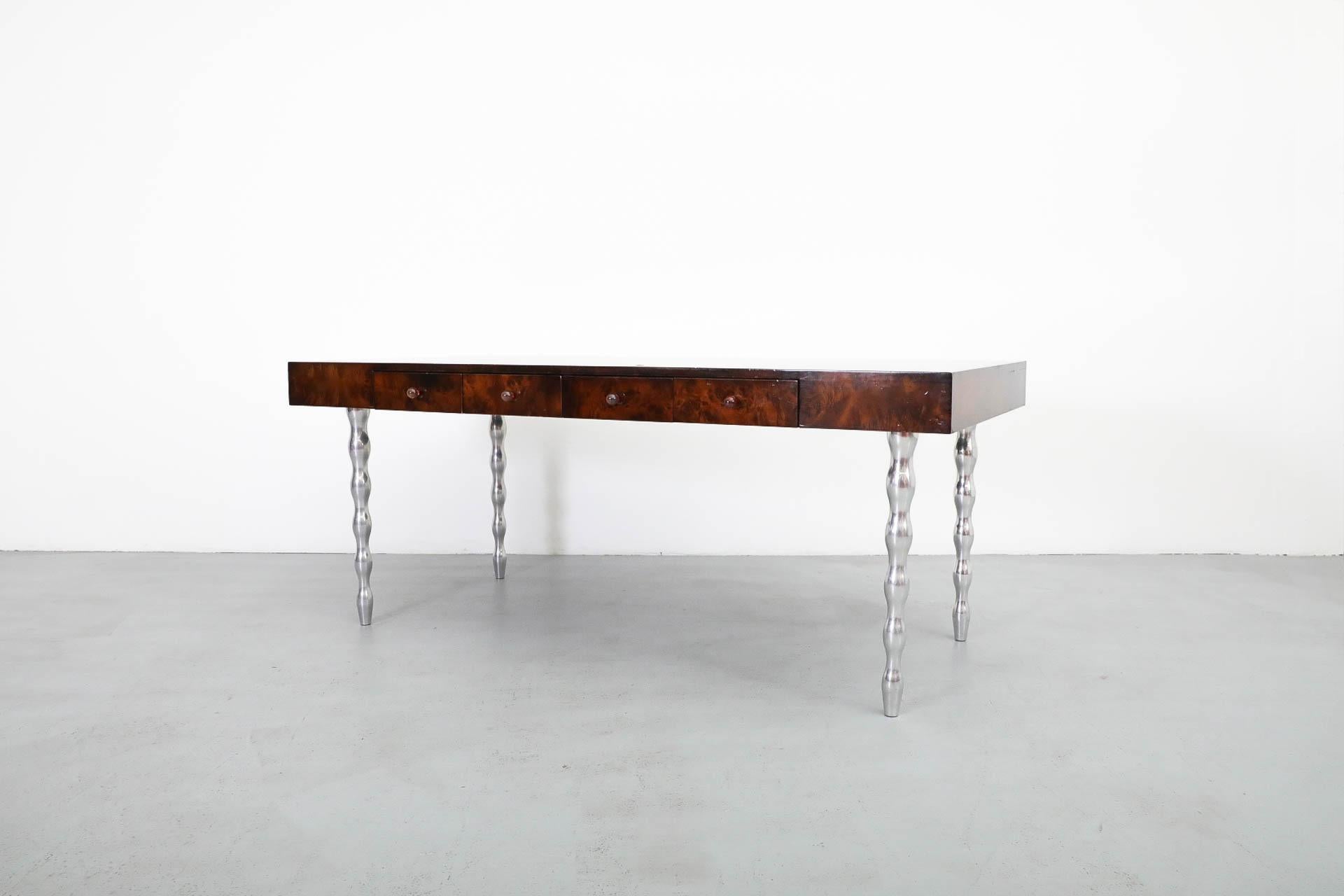 Escritorio antiguo Gerard Van Den Berg para Montis de madera burilada con patas de aluminio fundido Posmoderno en venta