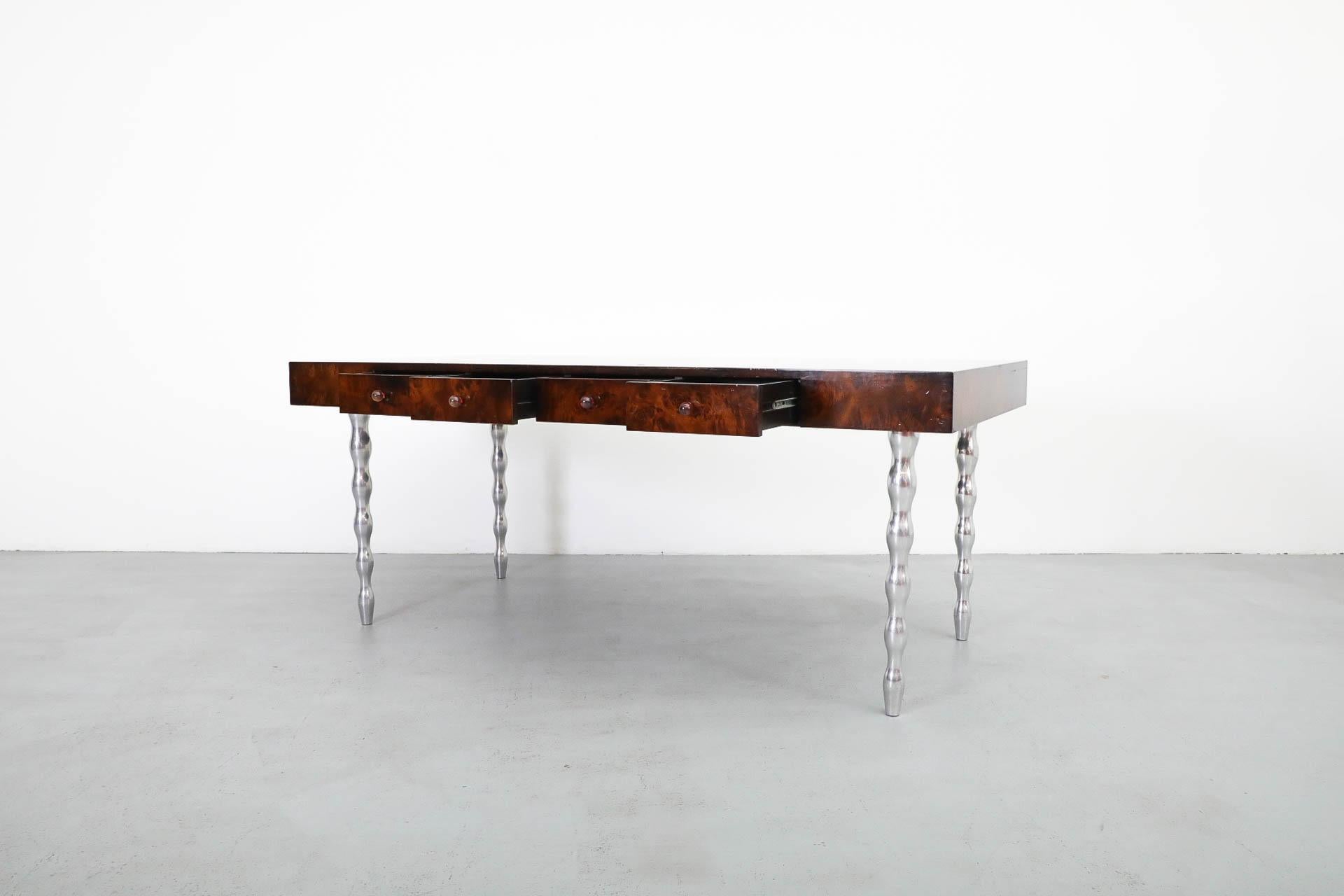 Escritorio antiguo Gerard Van Den Berg para Montis de madera burilada con patas de aluminio fundido Holandés en venta