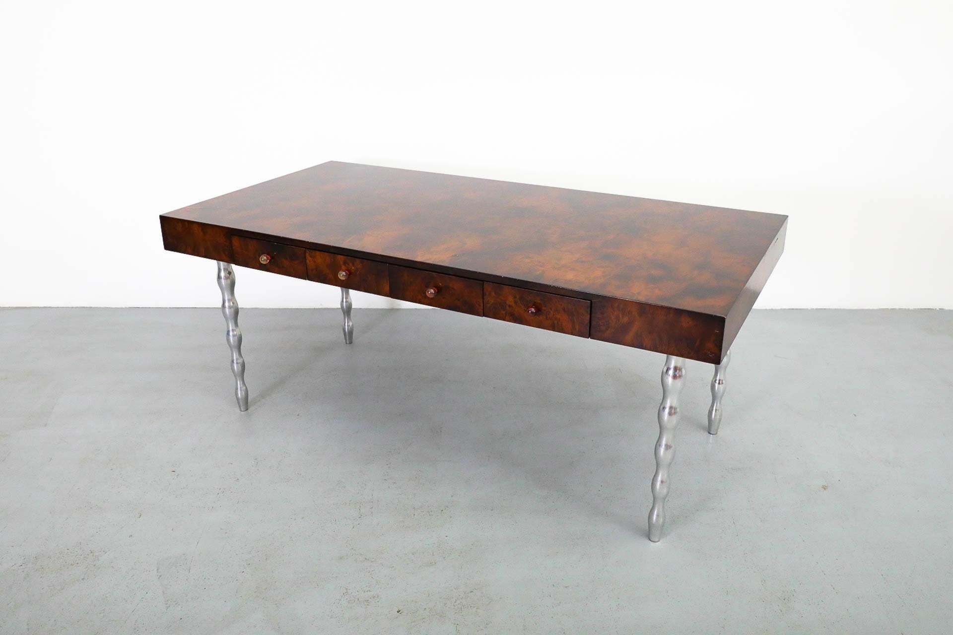 Escritorio antiguo Gerard Van Den Berg para Montis de madera burilada con patas de aluminio fundido Vaciado en venta