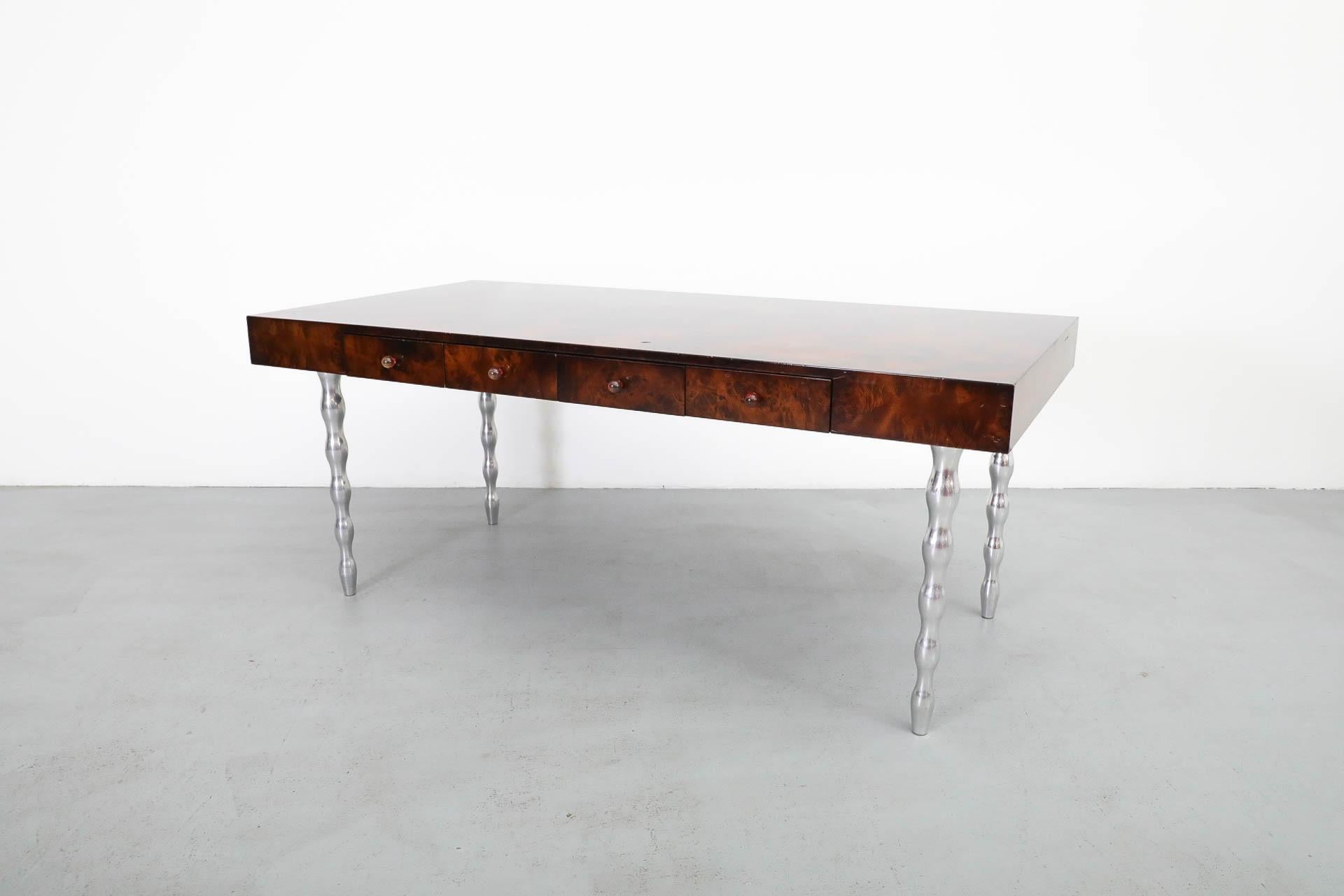 Escritorio antiguo Gerard Van Den Berg para Montis de madera burilada con patas de aluminio fundido en Bueno estado para la venta en Los Angeles, CA