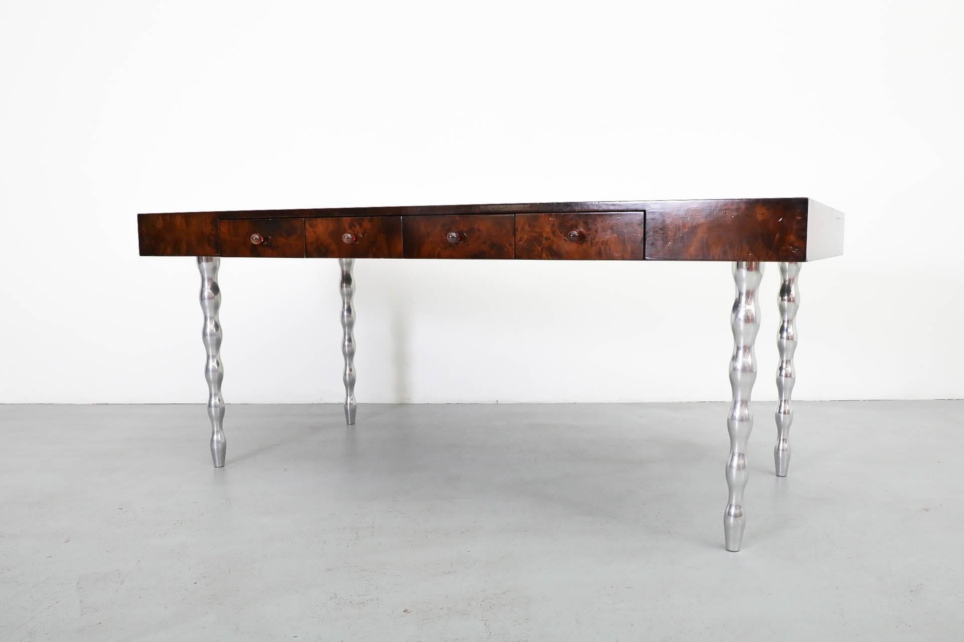 Escritorio antiguo Gerard Van Den Berg para Montis de madera burilada con patas de aluminio fundido finales del siglo XX en venta