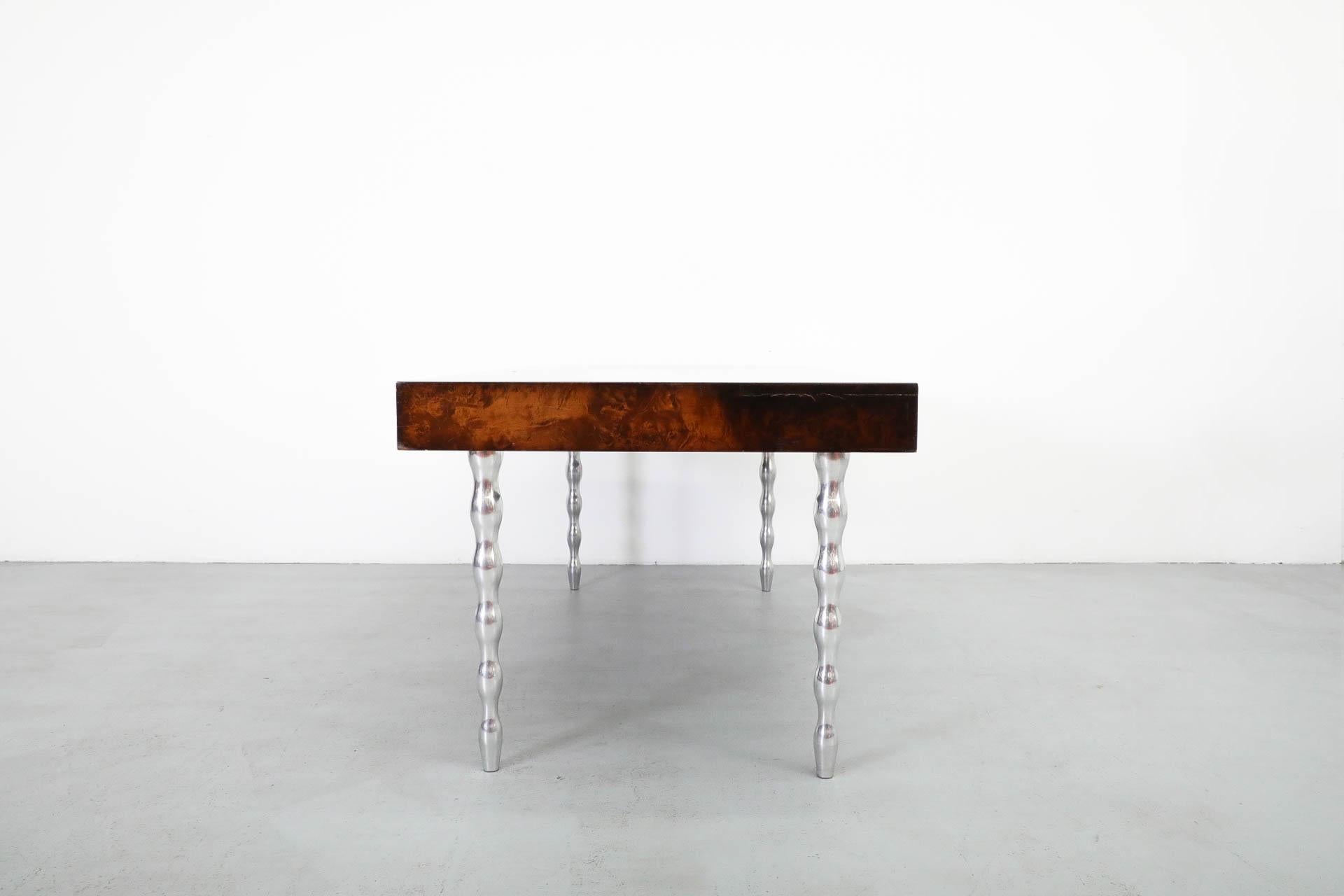 Escritorio antiguo Gerard Van Den Berg para Montis de madera burilada con patas de aluminio fundido Aluminio en venta