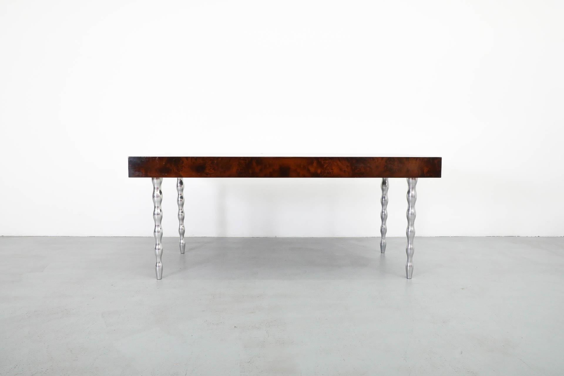 Escritorio antiguo Gerard Van Den Berg para Montis de madera burilada con patas de aluminio fundido en venta 1