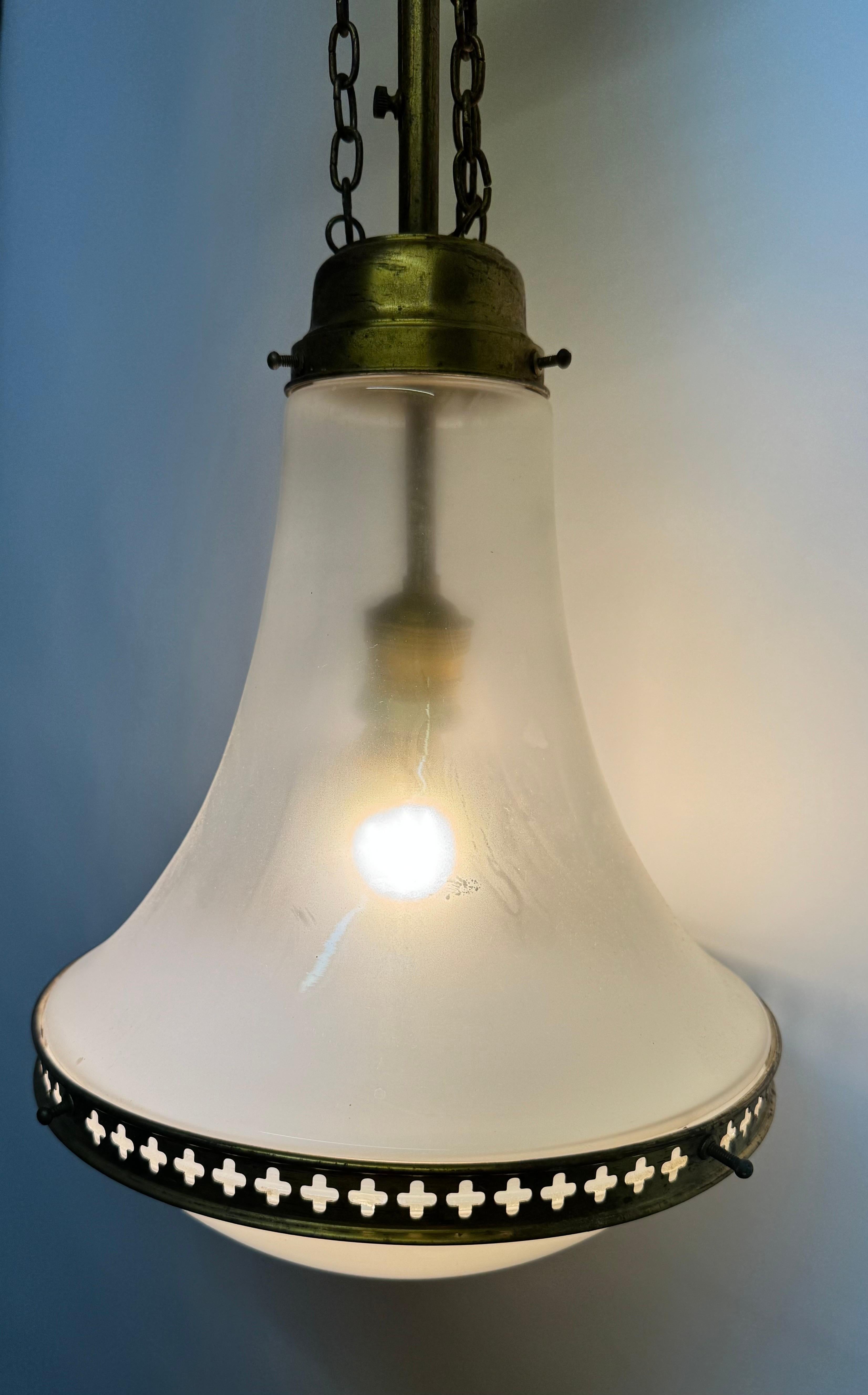 Pendente in stile art nouveau tedesco con montatura in ottone, circa 1900.
Attacco: un attacco E27 o E26 (USA) per lampadine a vite.