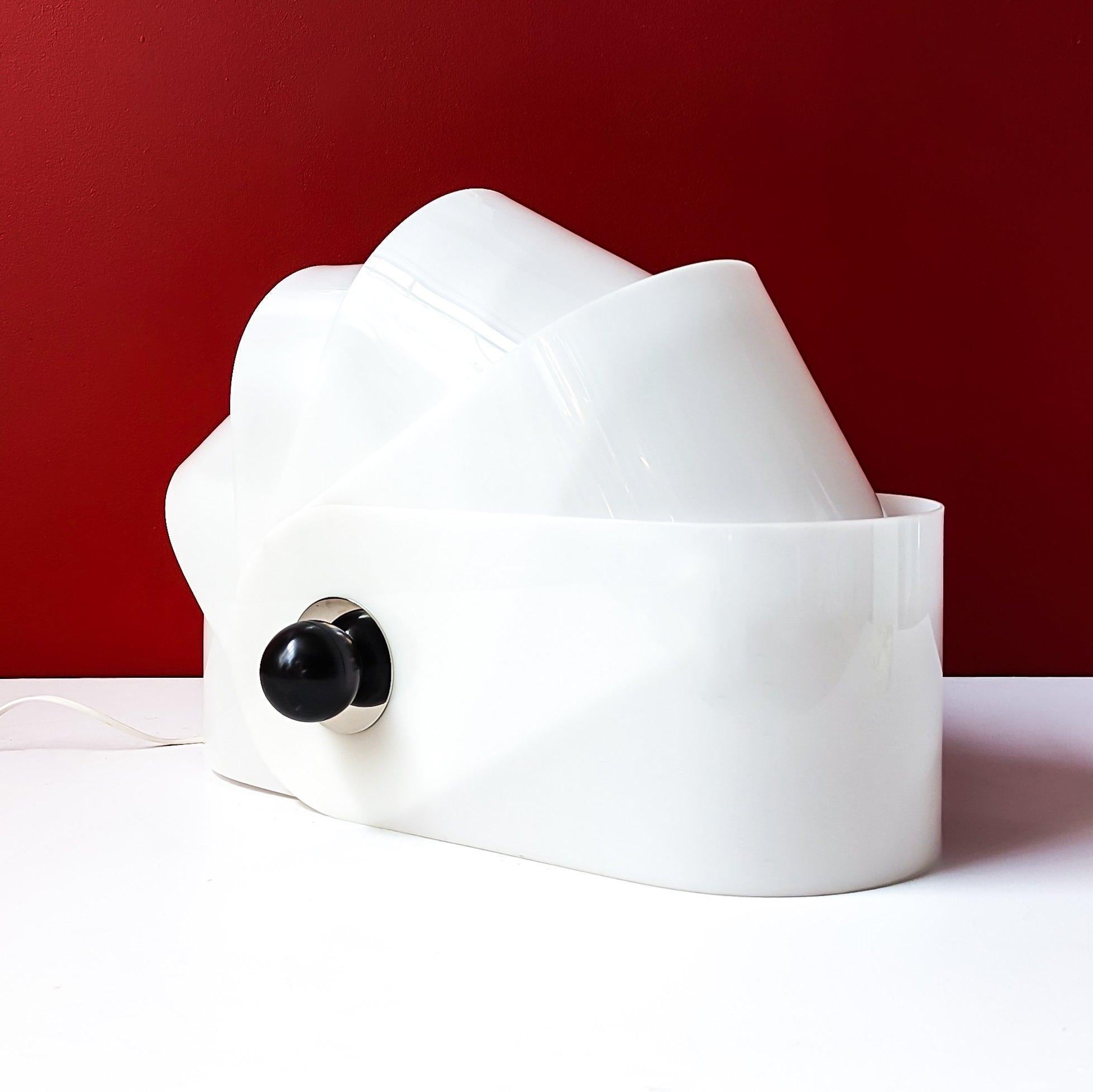 Diseñador/ Marca  : Superstudio / Poltronova

Periodo de diseño : Siglo XX

Materiales : Acrílico blanco / Acero cromado / Plástico

Estado : Bueno , vintage , muestra signos de desgaste e imperfecciones.

Descripción : La lámpara Gherpe, diseñada
