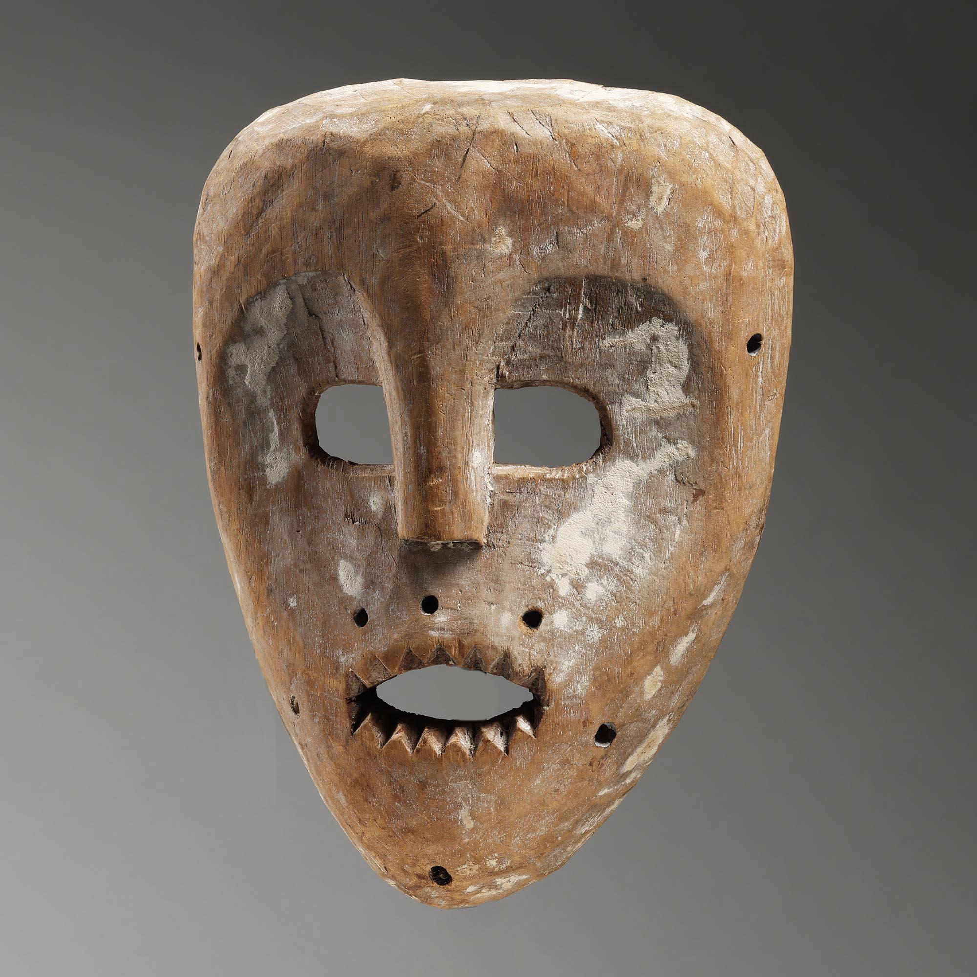 Masque Kumu fantôme avec Kaolin, yeux ouverts, dents de la bouche, Congo, Afrique

Il est en bon état et présente des traces d'usure, de polissage et d'érosion dues à un usage traditionnel, adaptées à son âge, à son utilisation et à son support. Des