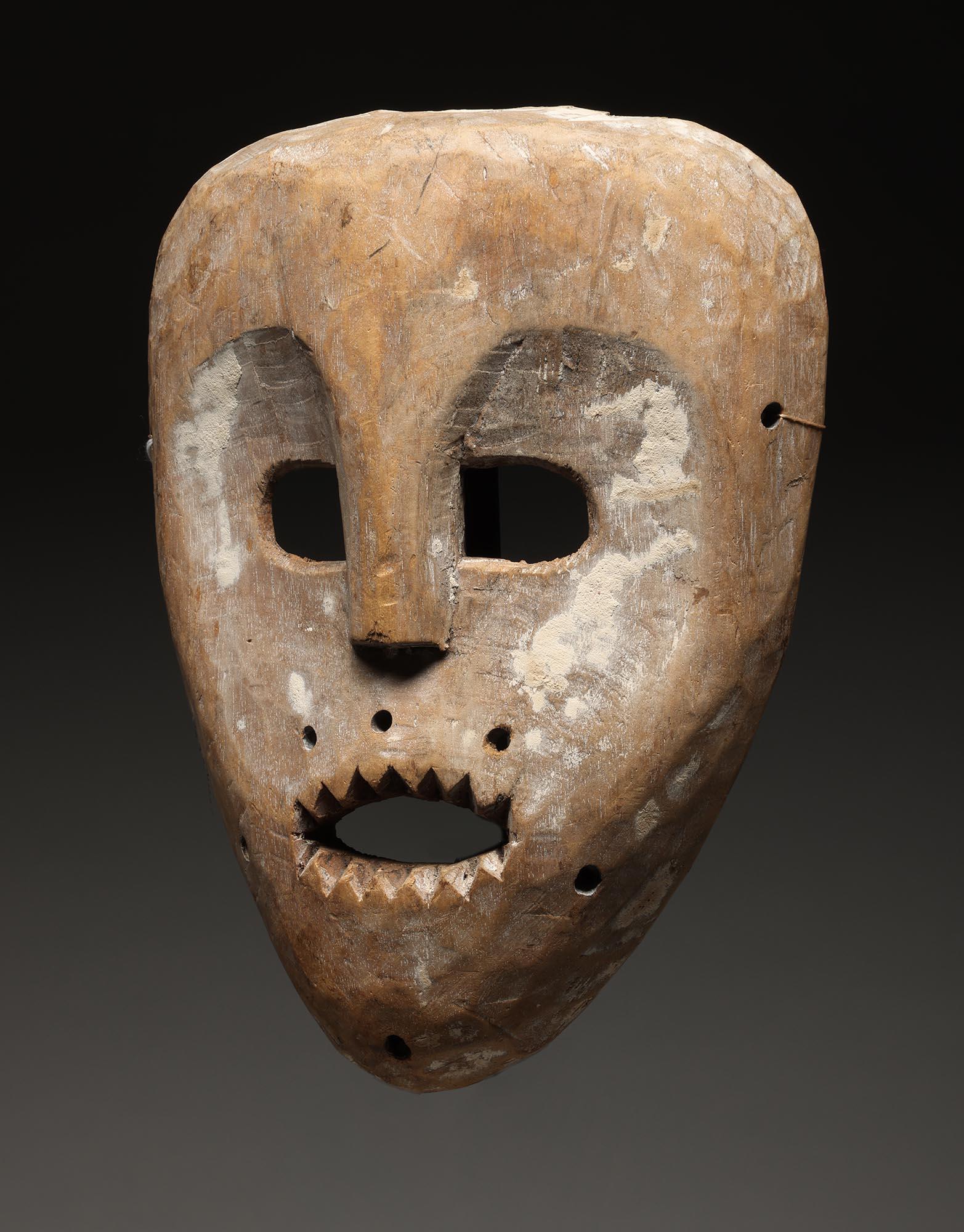 Congolais Masque Kumu ancien de type Ghost avec Kaolin yeux ouverts bouche dents Congo Afrique en vente