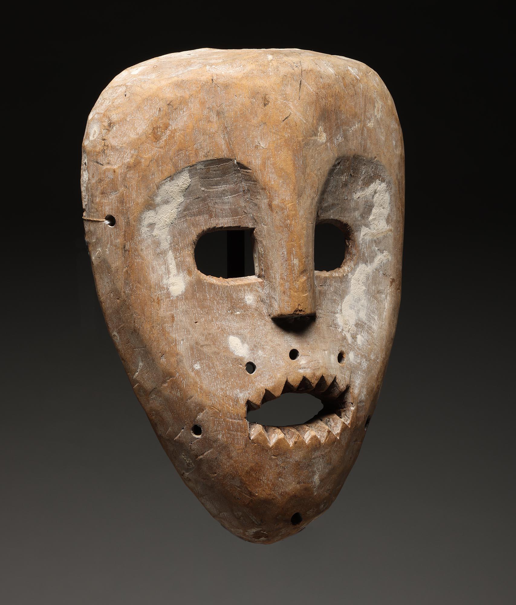 Sculpté à la main Masque Kumu ancien de type Ghost avec Kaolin yeux ouverts bouche dents Congo Afrique en vente