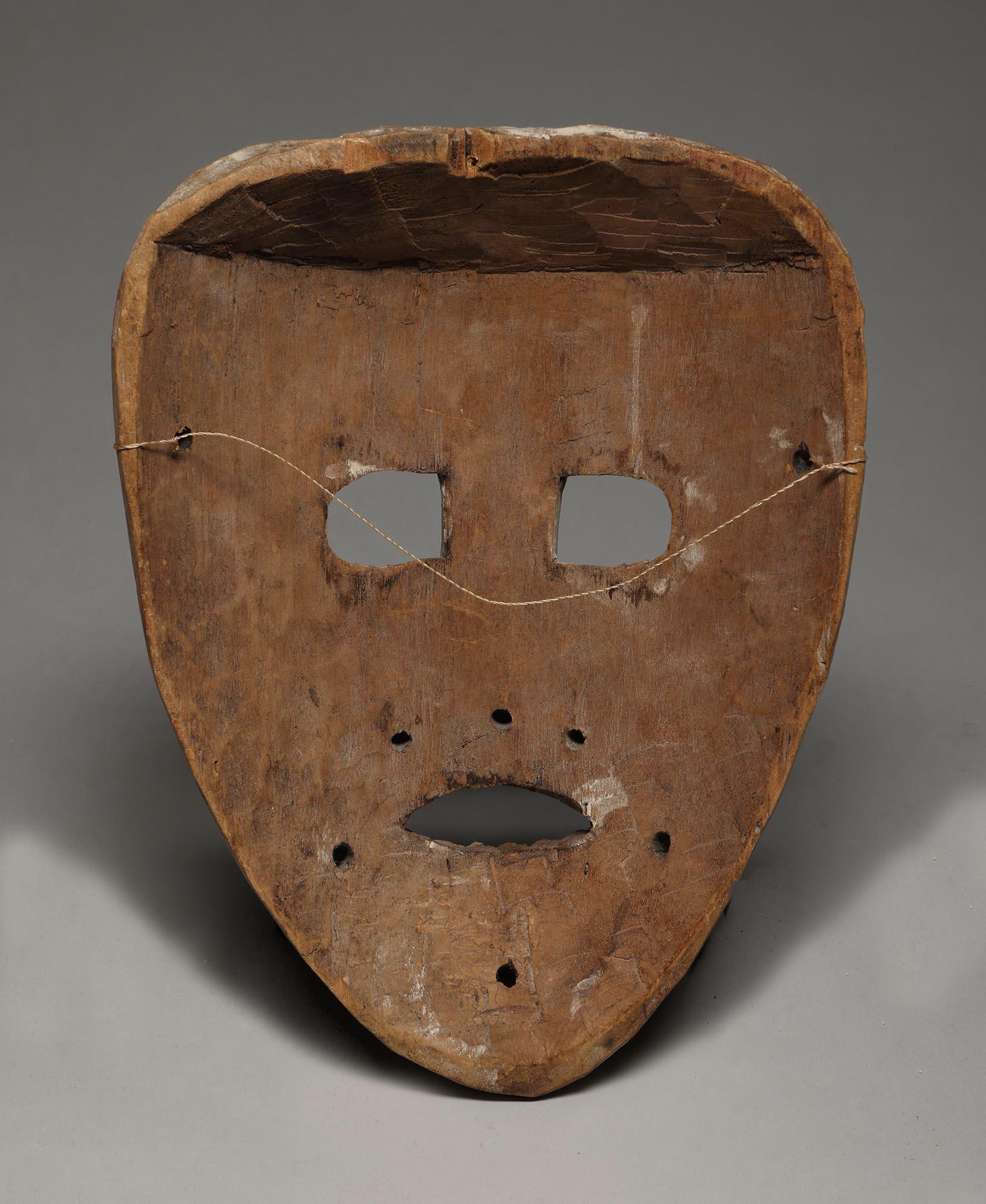 Masque Kumu ancien de type Ghost avec Kaolin yeux ouverts bouche dents Congo Afrique État moyen - En vente à Point Richmond, CA
