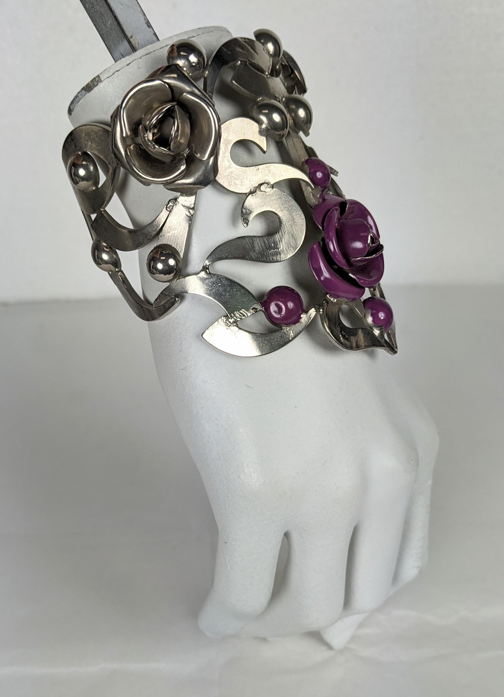 Bracciale floreale con smalto di Gianni Versace in vendita 5