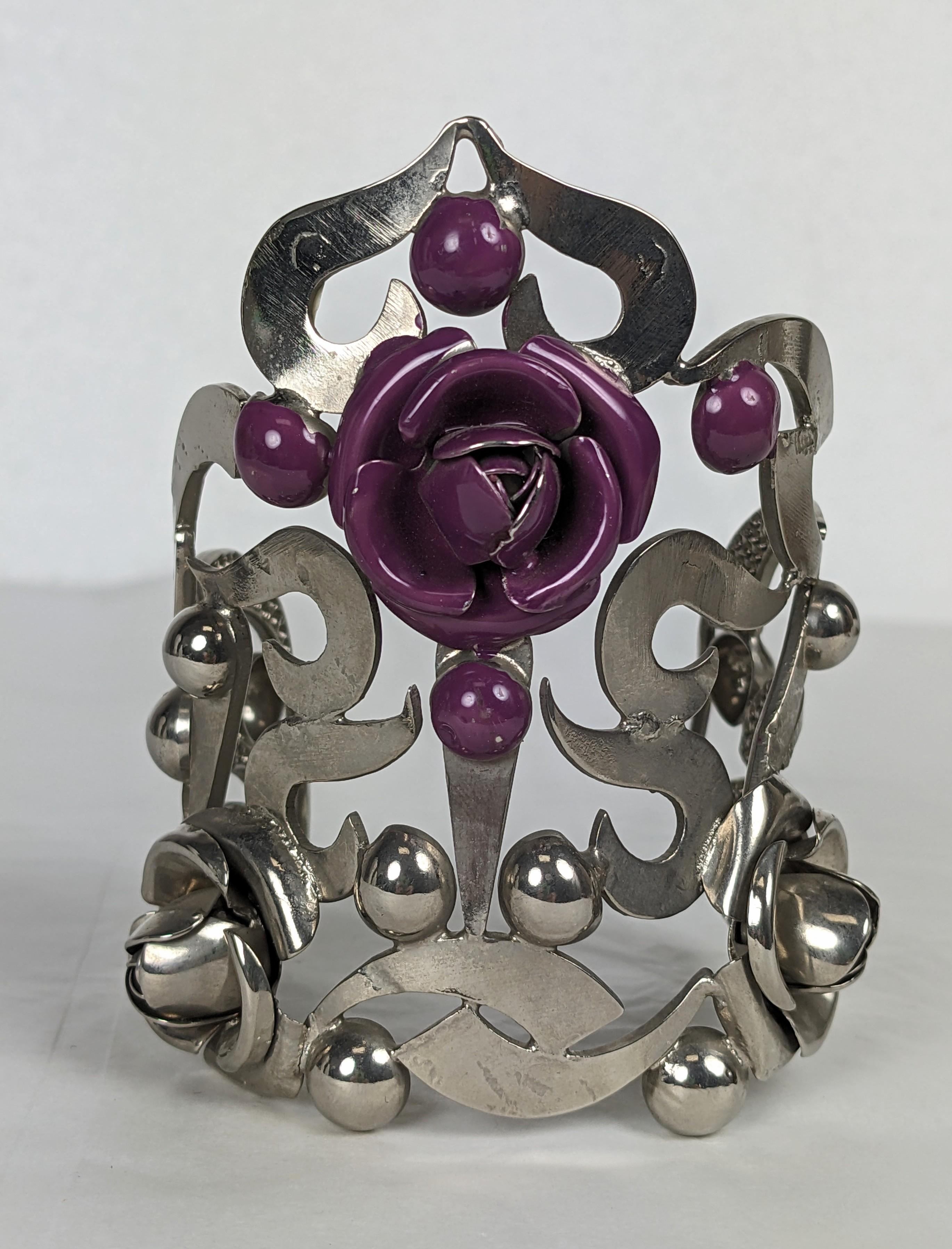 Primo e raro bracciale floreale in smalto di Gianni Versace degli anni '90, realizzato sotto la sua direzione creativa. Elementi di pergamena e cabochon fatti a mano sono saldati insieme per formare un grande e imponente bracciale in tonalità