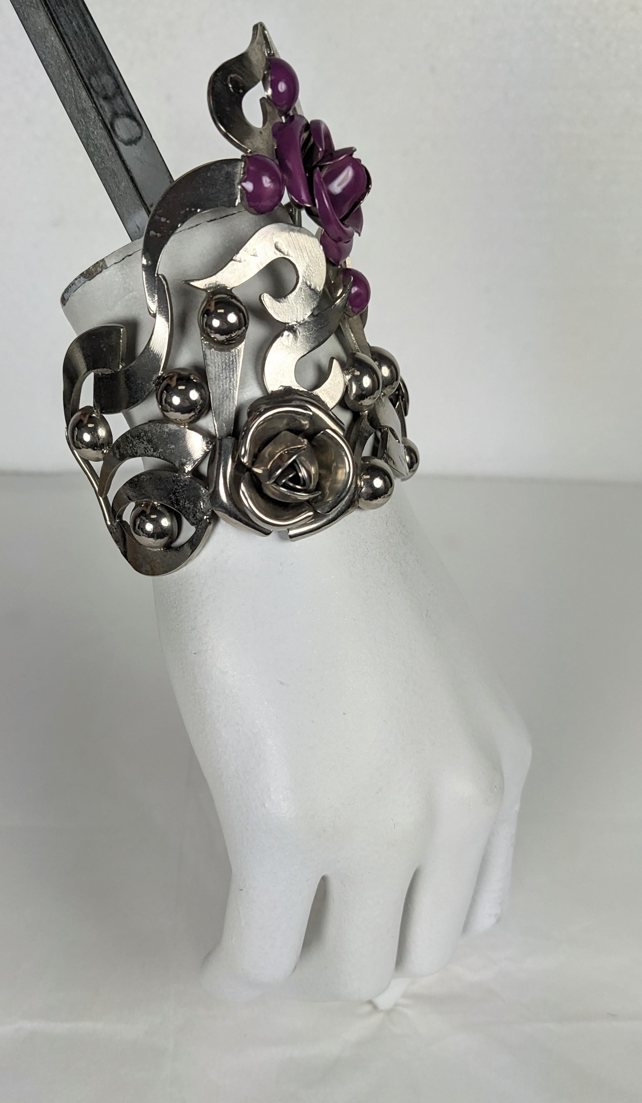 Bracciale floreale con smalto di Gianni Versace in vendita 3