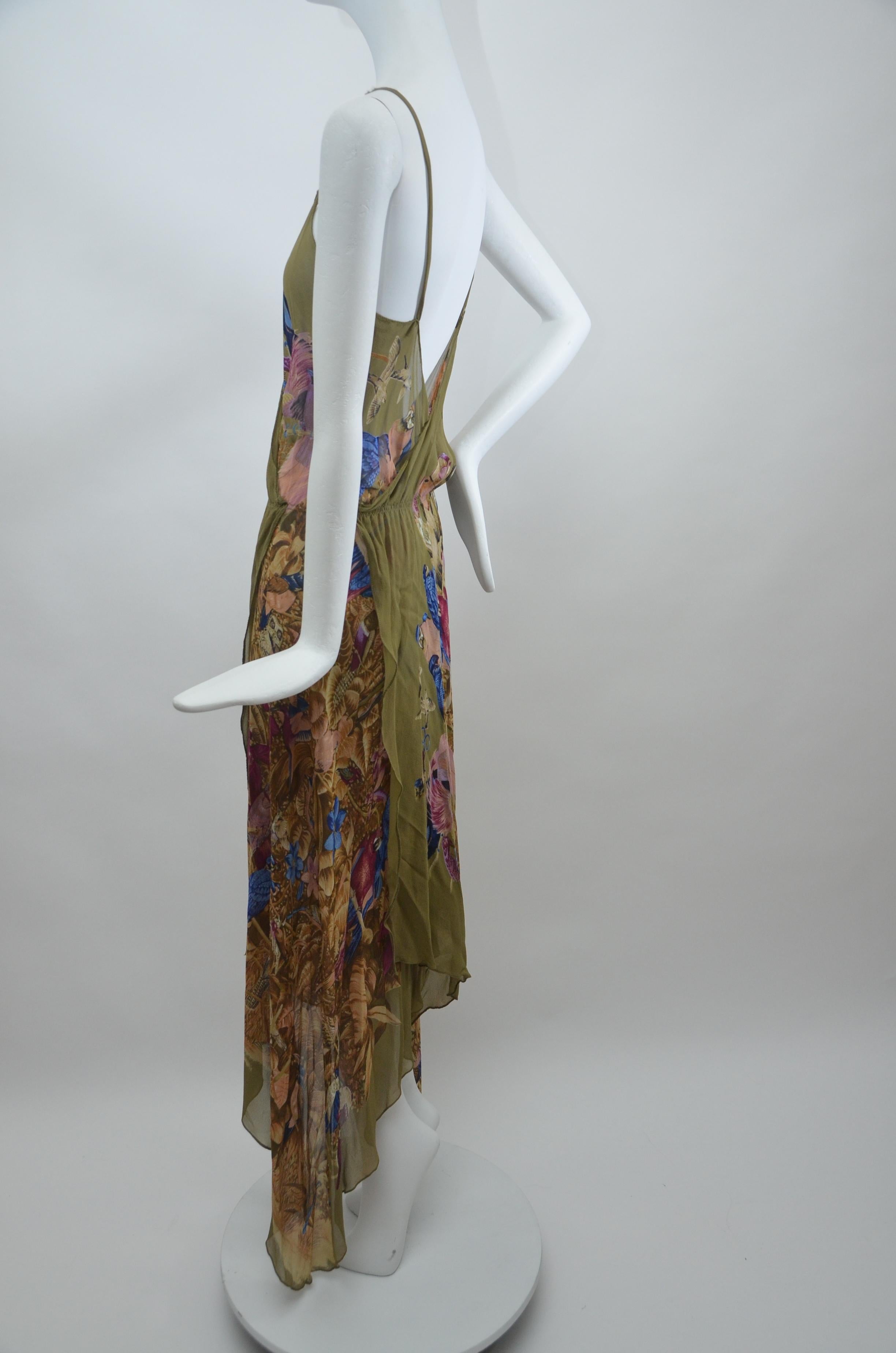 Very early Gianni Versace Caftan dress jungle parrots print  from late 1970's. 
Good  condition.Please see pictures with couple off flaws showing.
Strap show some wear but since its pretty long it could be shortened.
100% silk.Made in Italy.


FINAL
