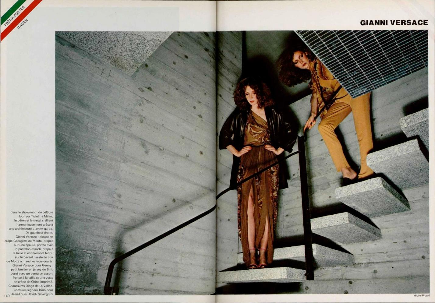Gianni Versace   Fin des années 1970 Robe de perroquets de la jungle  Imprimé 100 % soie  en vente 1