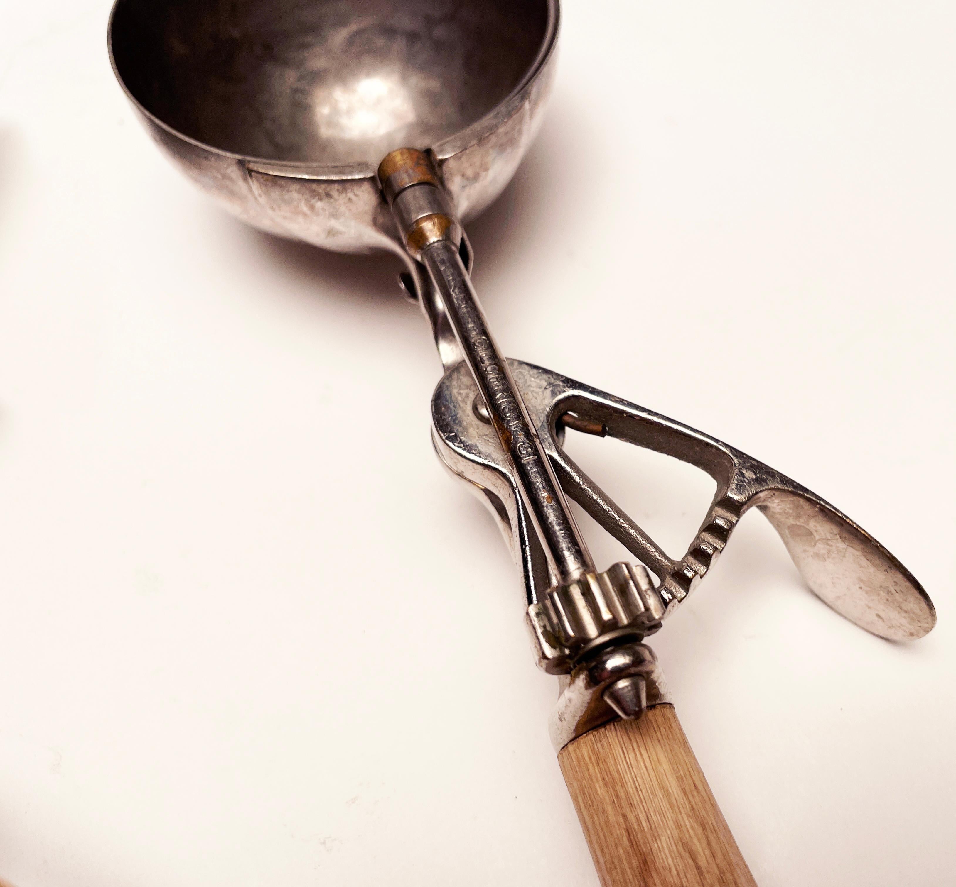 Early Gilchrist 31 Ice Cream Scoops (3) 3