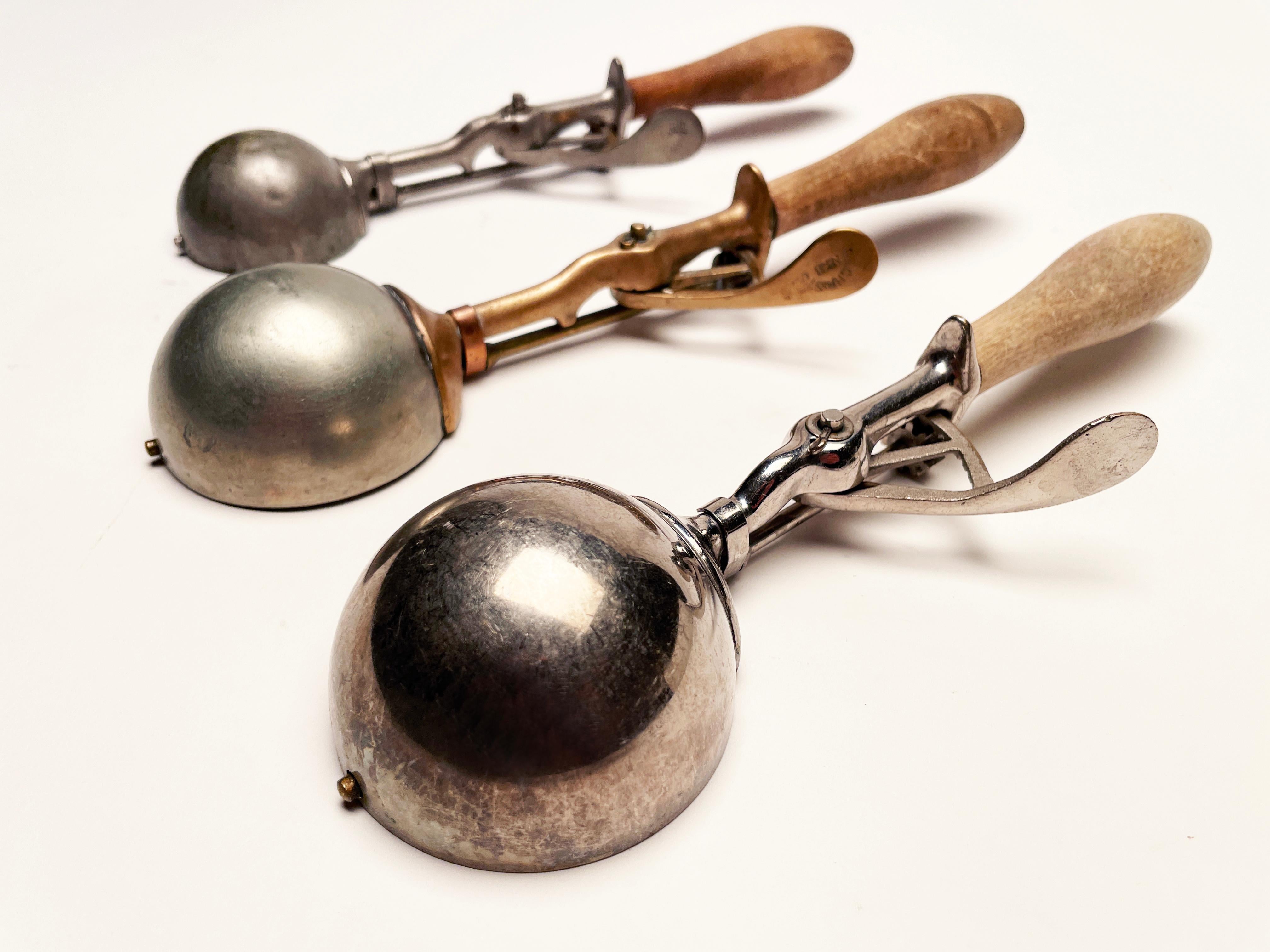 Early Gilchrist 31 Ice Cream Scoops (3) 10