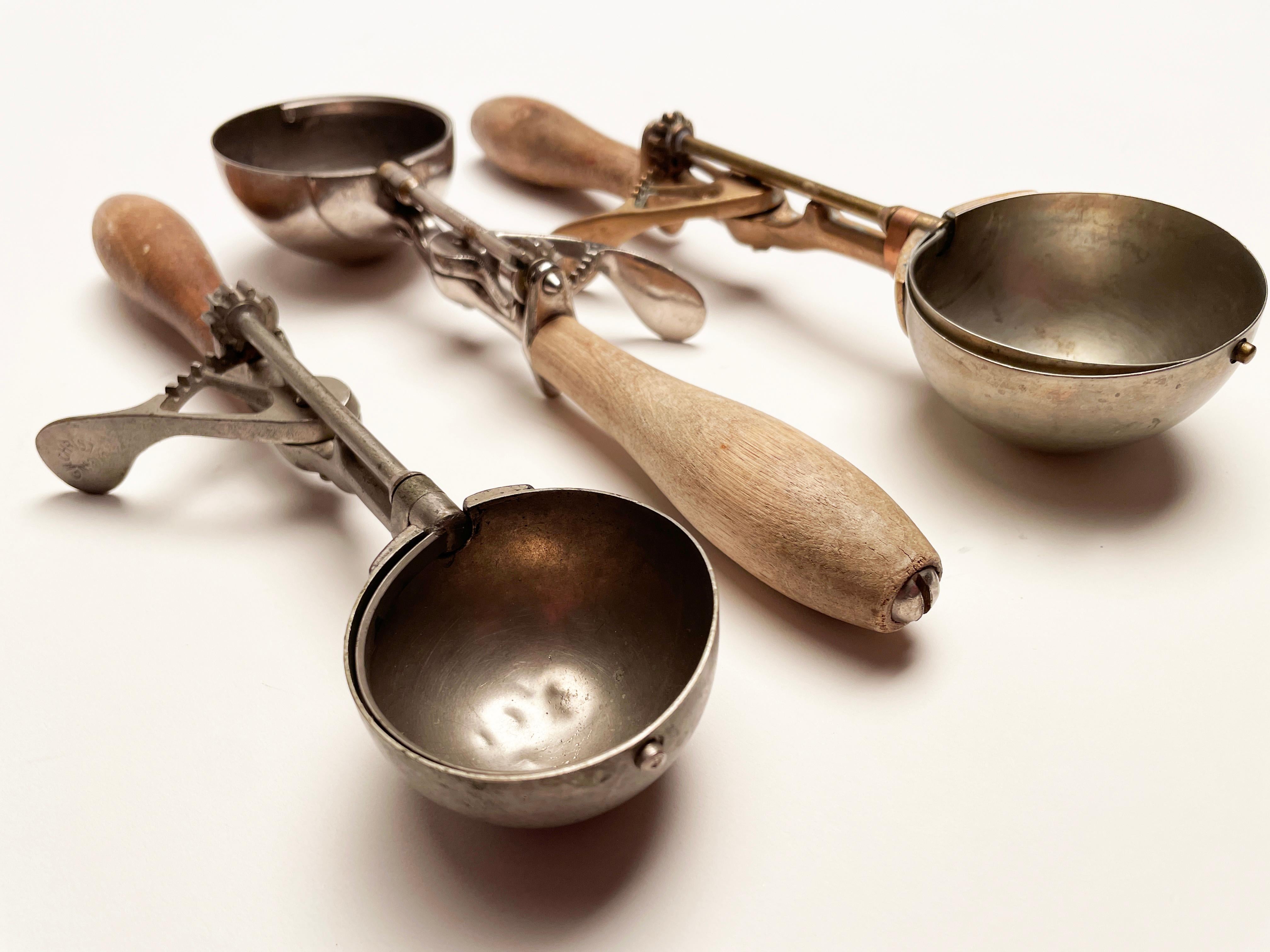 Early Gilchrist 31 Ice Cream Scoops (3) 13