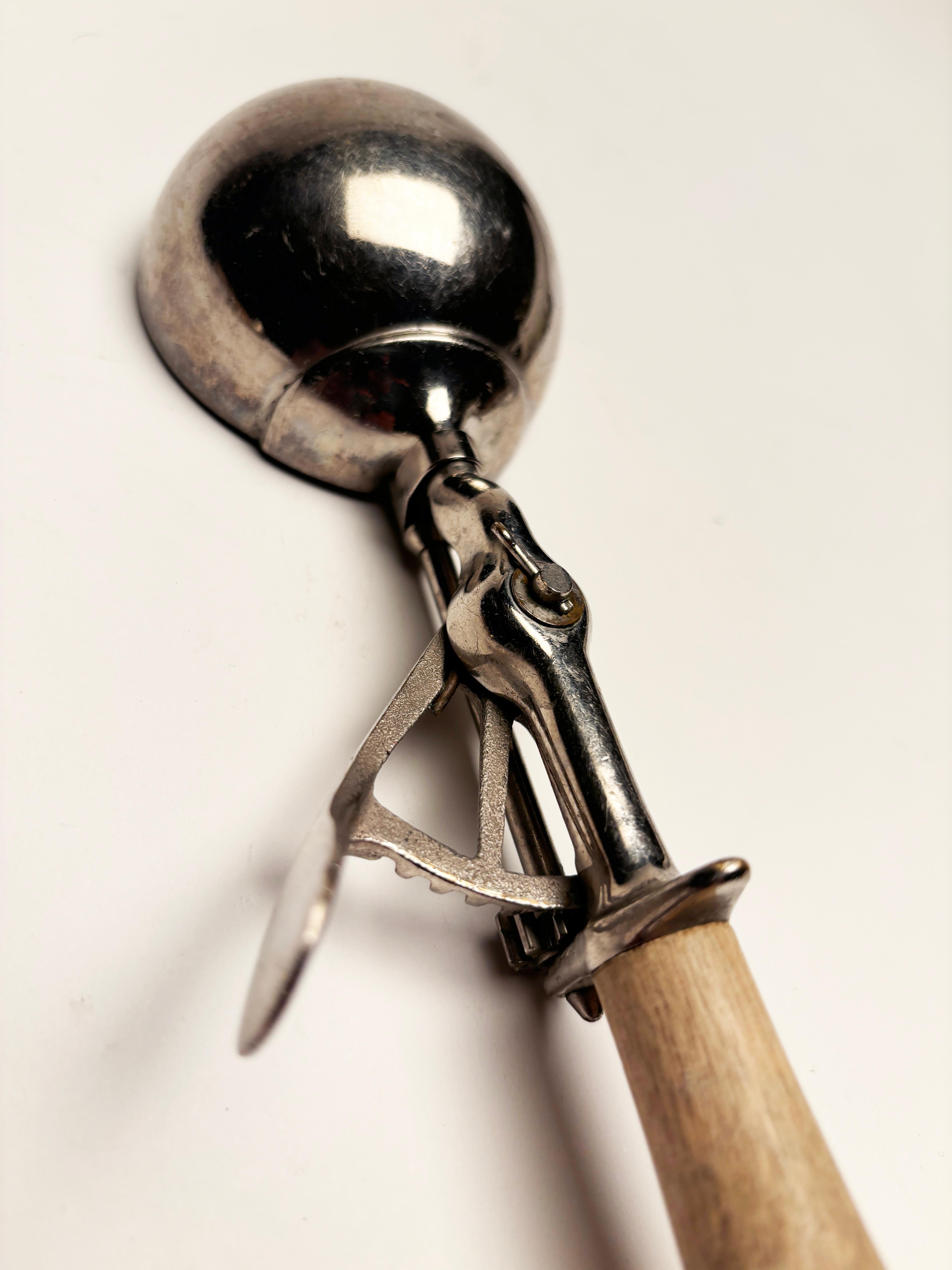 Early Gilchrist 31 Ice Cream Scoops (3) In Good Condition In Louisville, KY