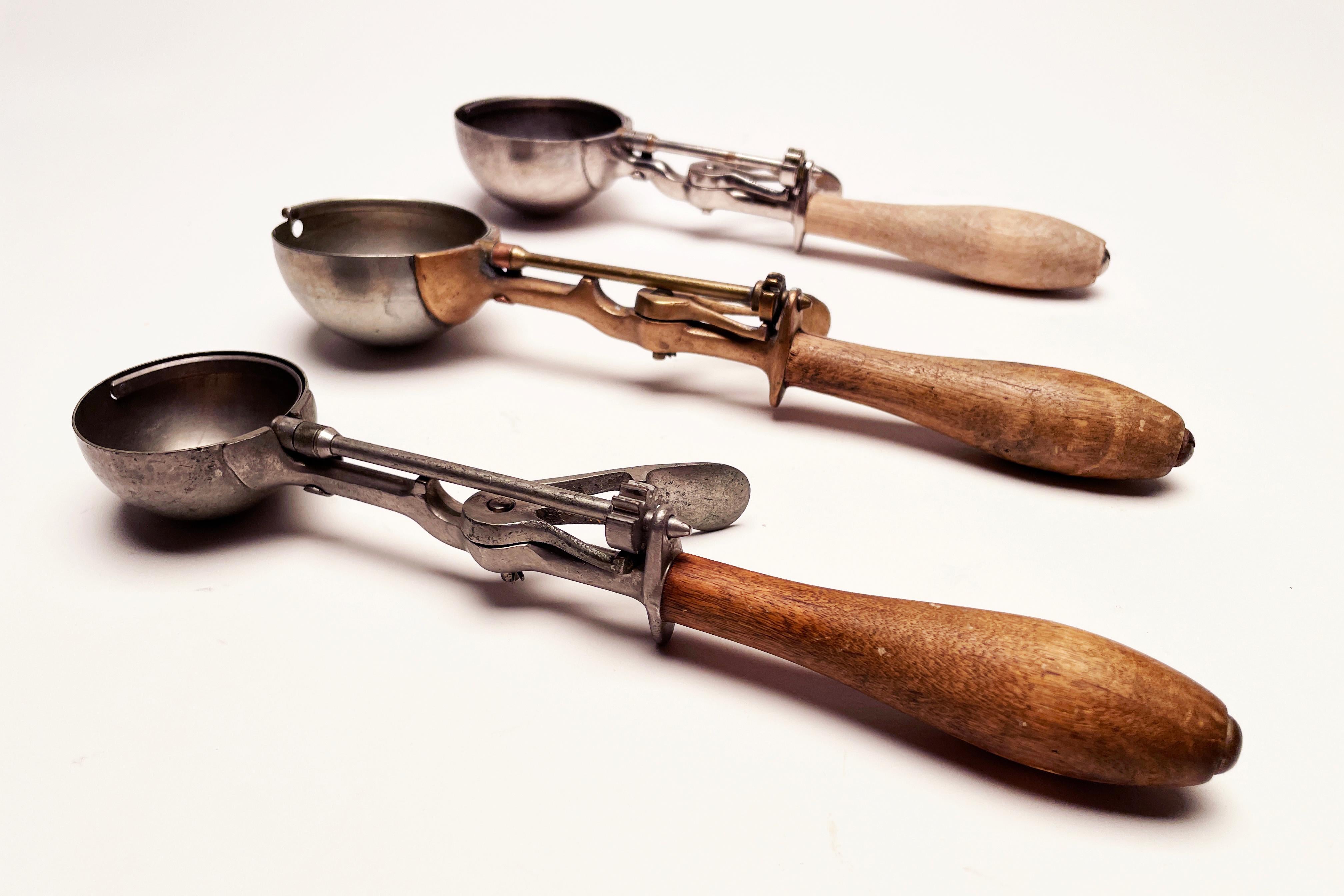 Metal Early Gilchrist 31 Ice Cream Scoops (3)