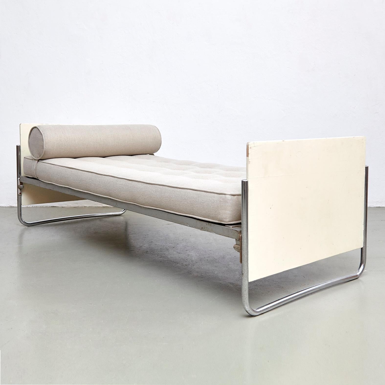 Lit Bauhaus précoce, modèle 756.1, fabriqué par Gispen (Pays-Bas), vers 1930.
Tube métallique, acier et bois laqué.

En état d'origine, avec une certaine usure liée à l'âge et à l'utilisation, préservant une belle patine.
La peinture a quelques