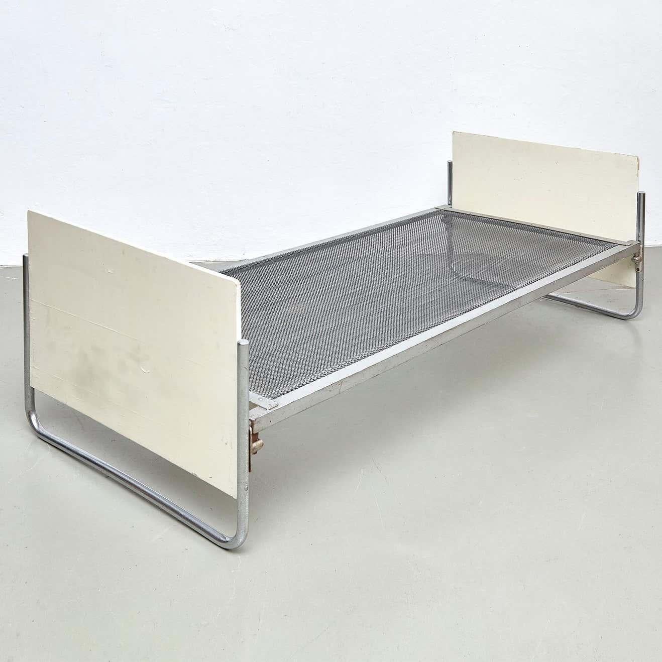 Early Bauhaus bed model 756.1, manufactured by Gispen, (Netherlands), circa 1930.
Metal tube, steel and lacquered wood.

In original condition, with some wear consistent with age and use, preserving a beautiful patina.
The paint has some