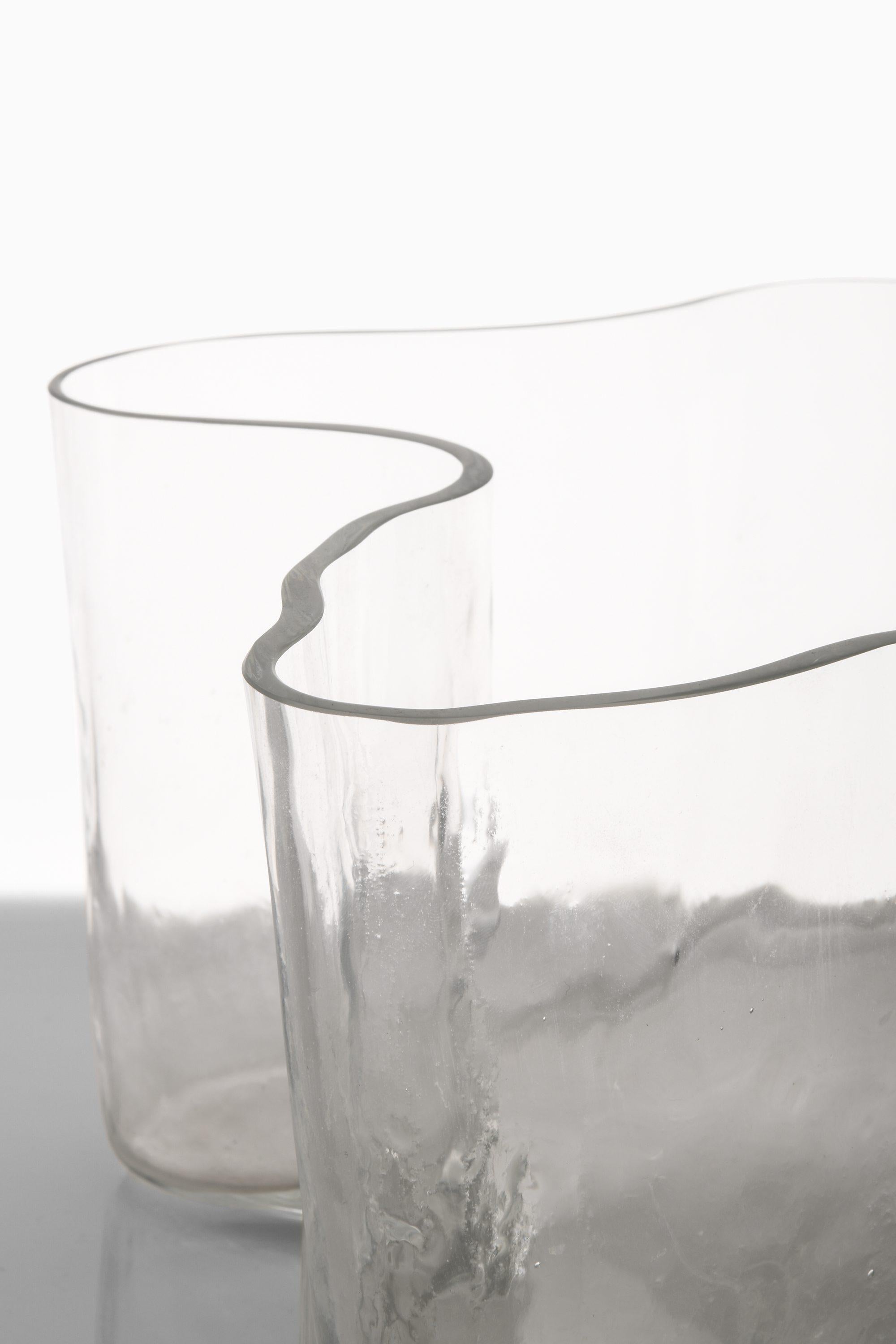 Vaso di vetro antico di Alvar Aalto

Informazioni aggiuntive:
Materiale: Vetro soffiato in uno stampo di legno
Stile: Metà secolo, Scandinavo
Prodotto in Finlandia
Firmato Alvar Aalto 3030 & II
Dimensioni (L. x P. x H.): 17,5 x 17,5 x 17