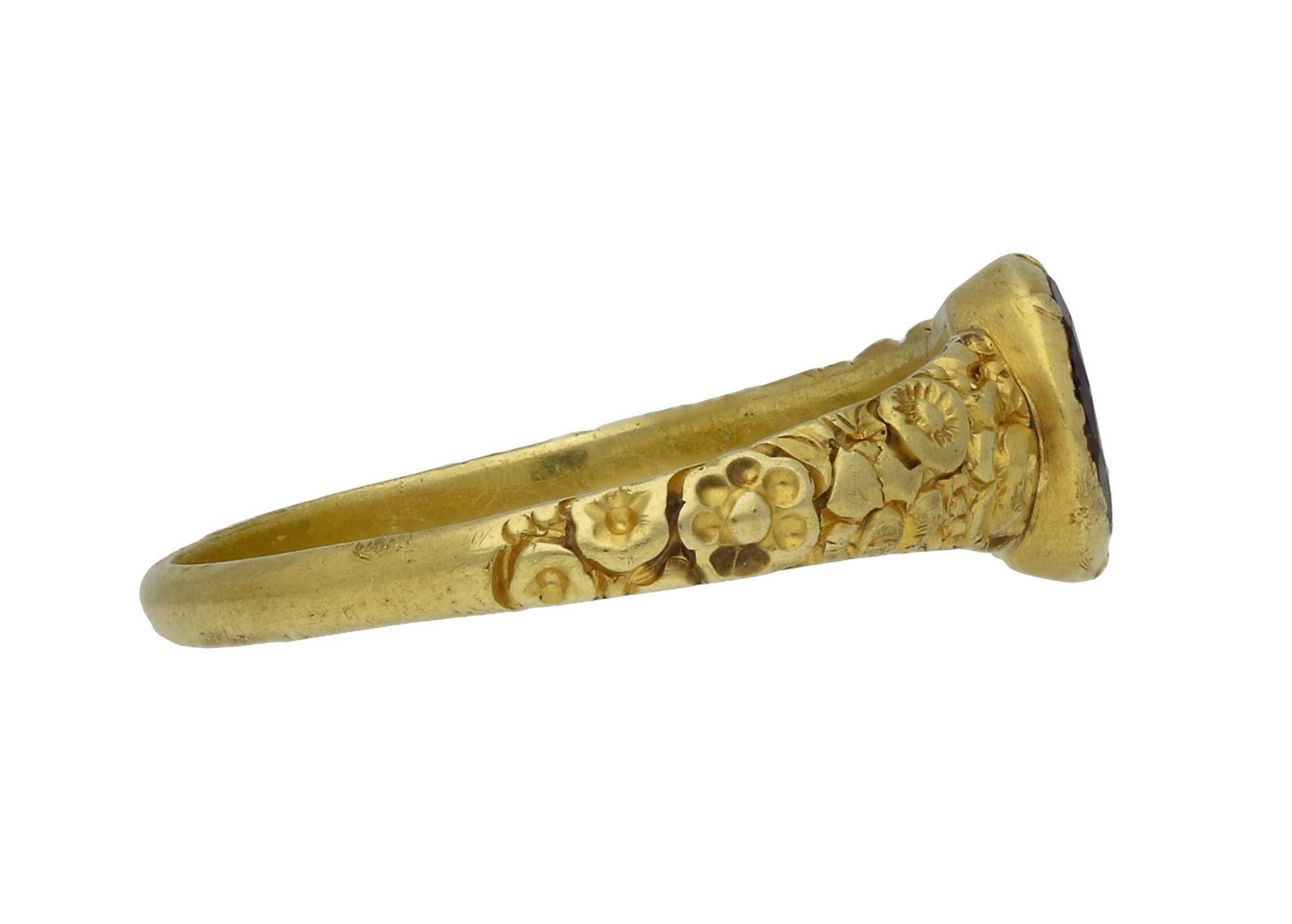 Bague en or avec grenat. Serti d'un grenat ovale de taille ancienne dans une monture à rubis fermée, d'un poids approximatif de 1,00 carat, gravé sur le chaton en écriture 