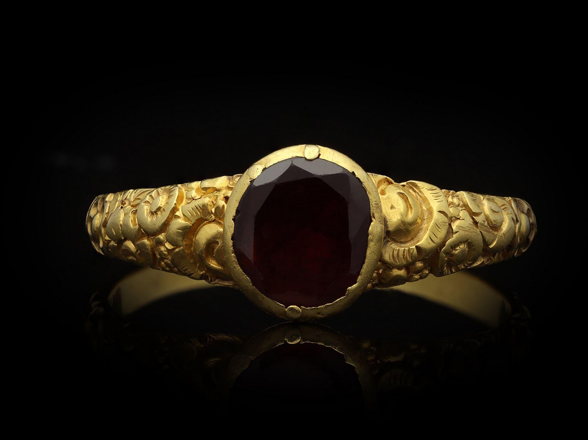 Bague en or sertie de grenats, vers le 18e siècle. en vente 3