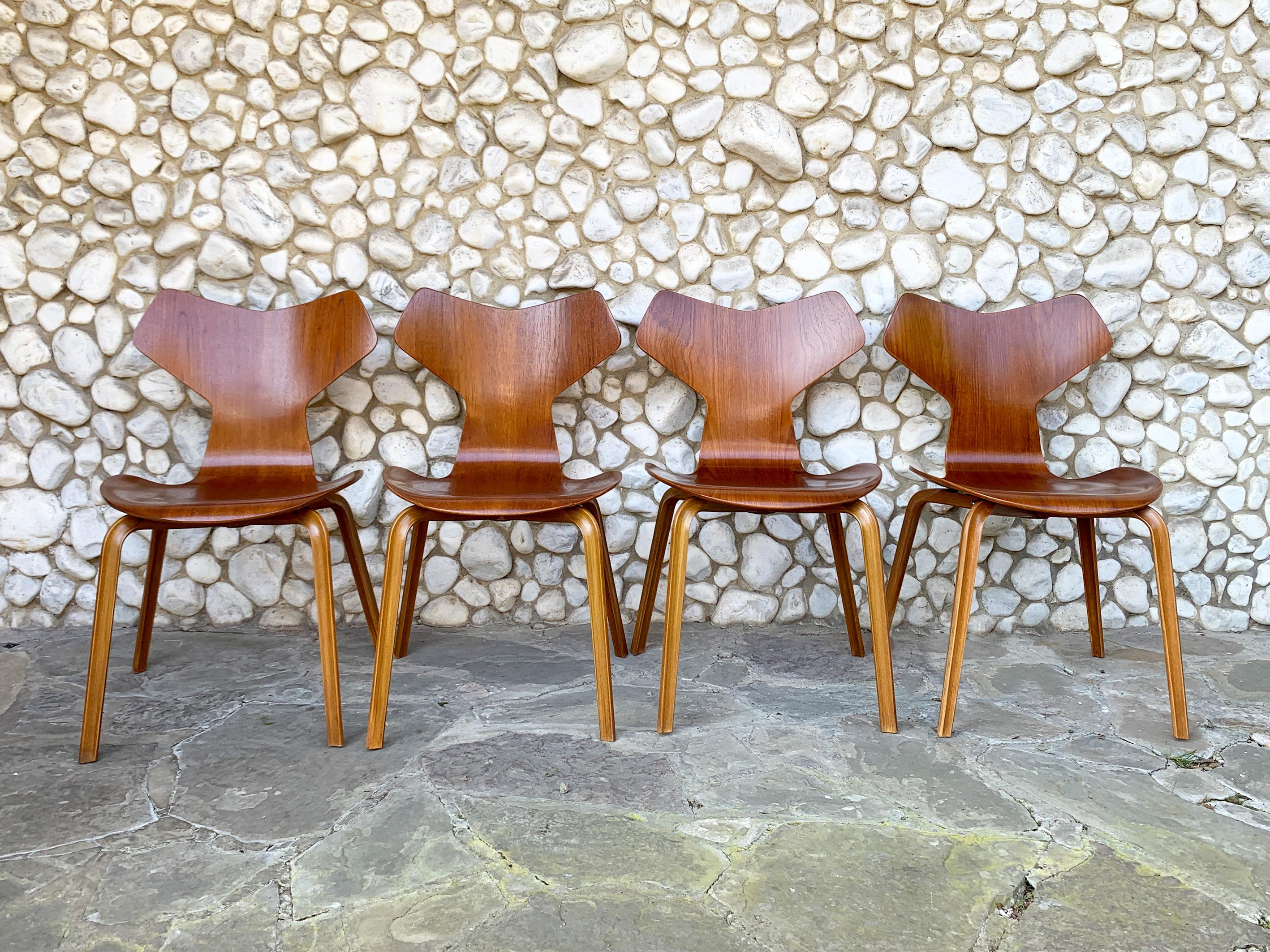 Mid-Century Modern Chaises de salle à manger du début du Grand Prix en teck, Arne Jacobsen pour Fritz Hansen Danemark en vente