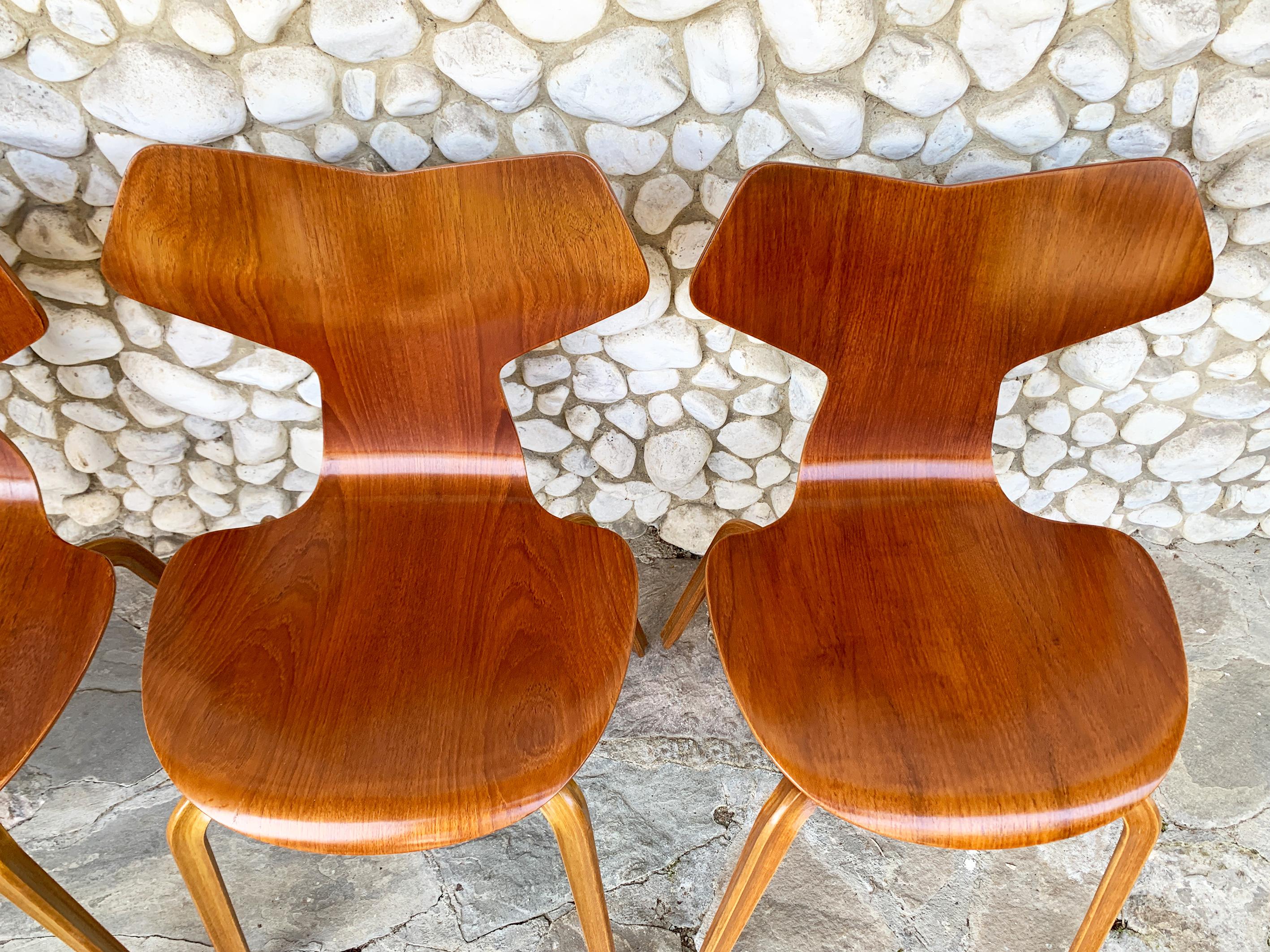 Chaises de salle à manger du début du Grand Prix en teck, Arne Jacobsen pour Fritz Hansen Danemark en vente 1