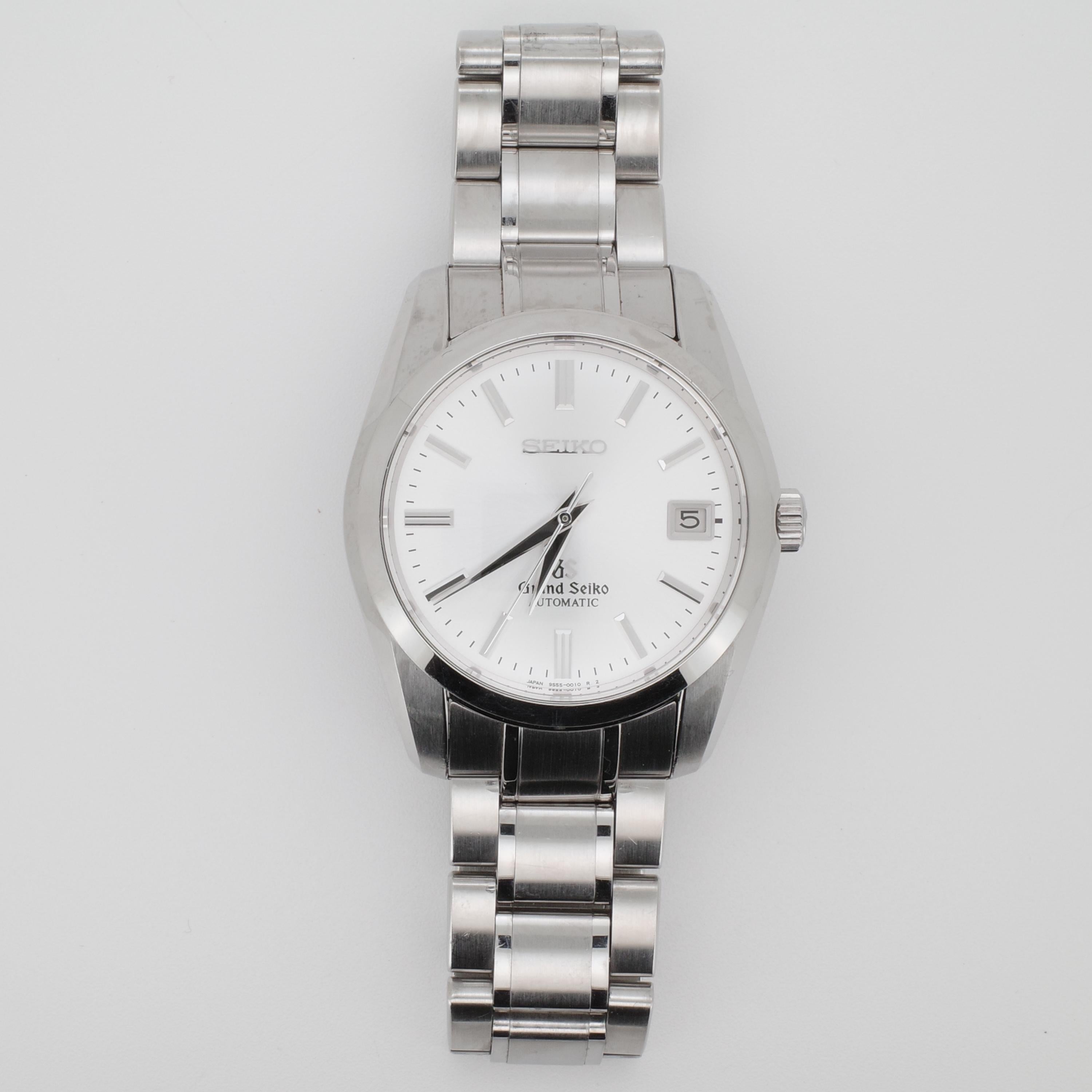 Cette exceptionnelle Grand Seiko automatique représente l'une des références transitoires les plus désirables de la période précédant l'autonomisation de la marque en 2017. Elle est animée par le mouvement maison Revere 9S55, un calibre à 4 Hz avec