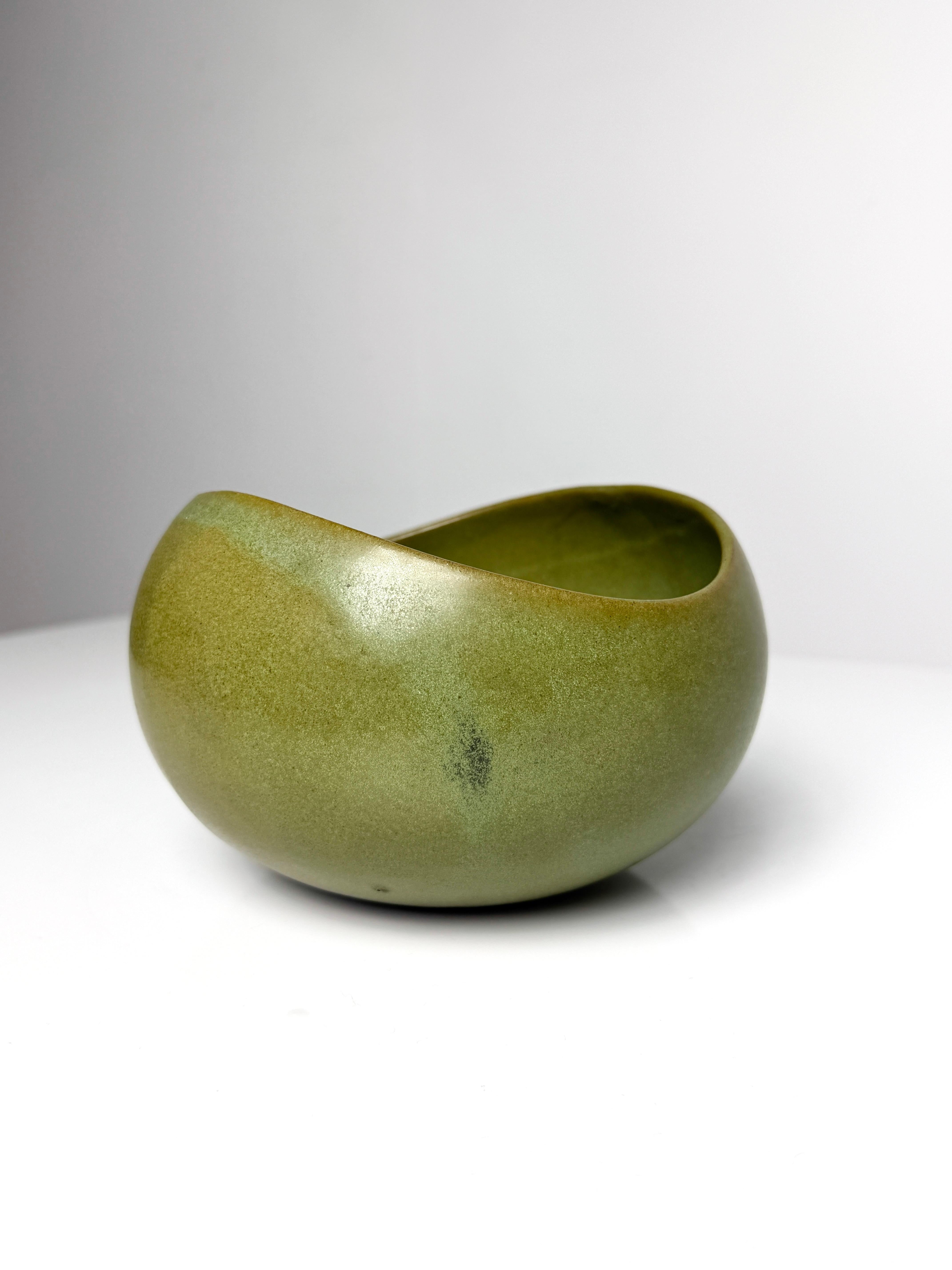 Mid-Century Modern Bol en grès biomorphe à glaçure verte par A Weston Neil Andersen pour AD 1950s en vente