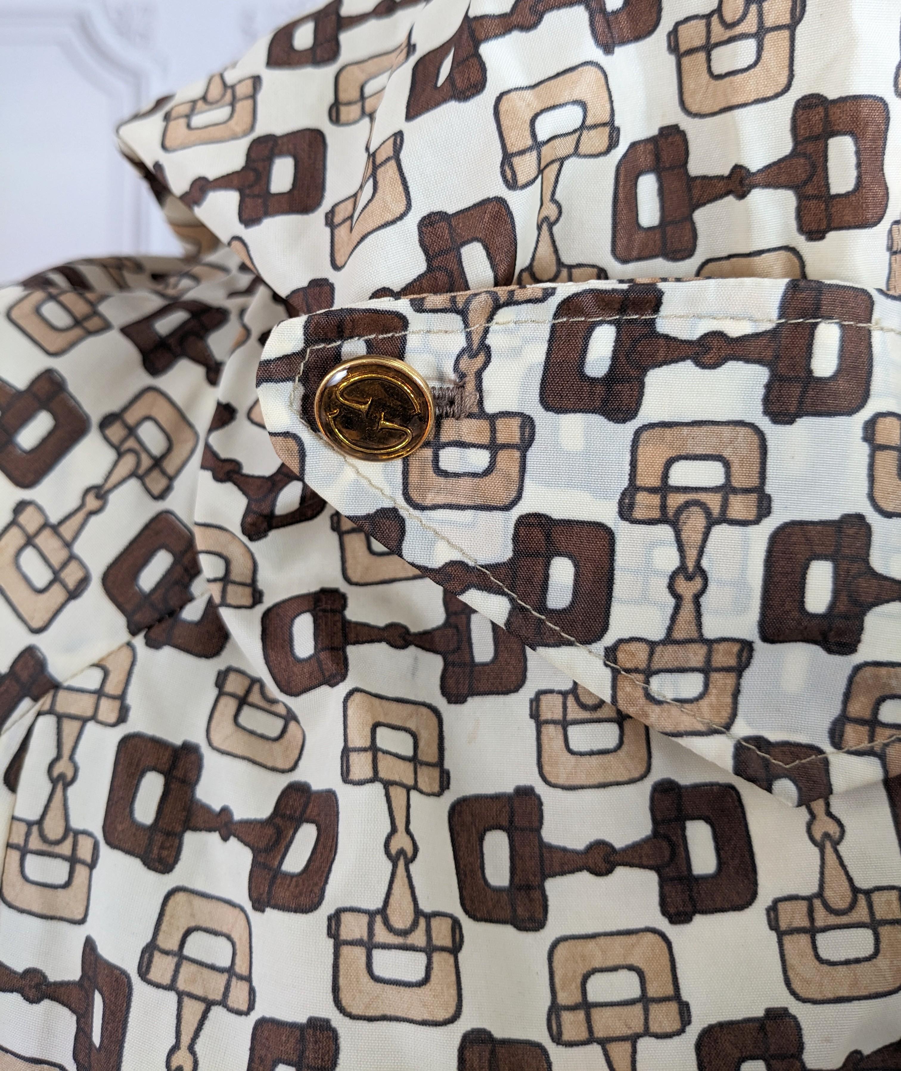 Früher Gucci Regenmantel mit Pferde Bit Logo bedruckt im Angebot 5
