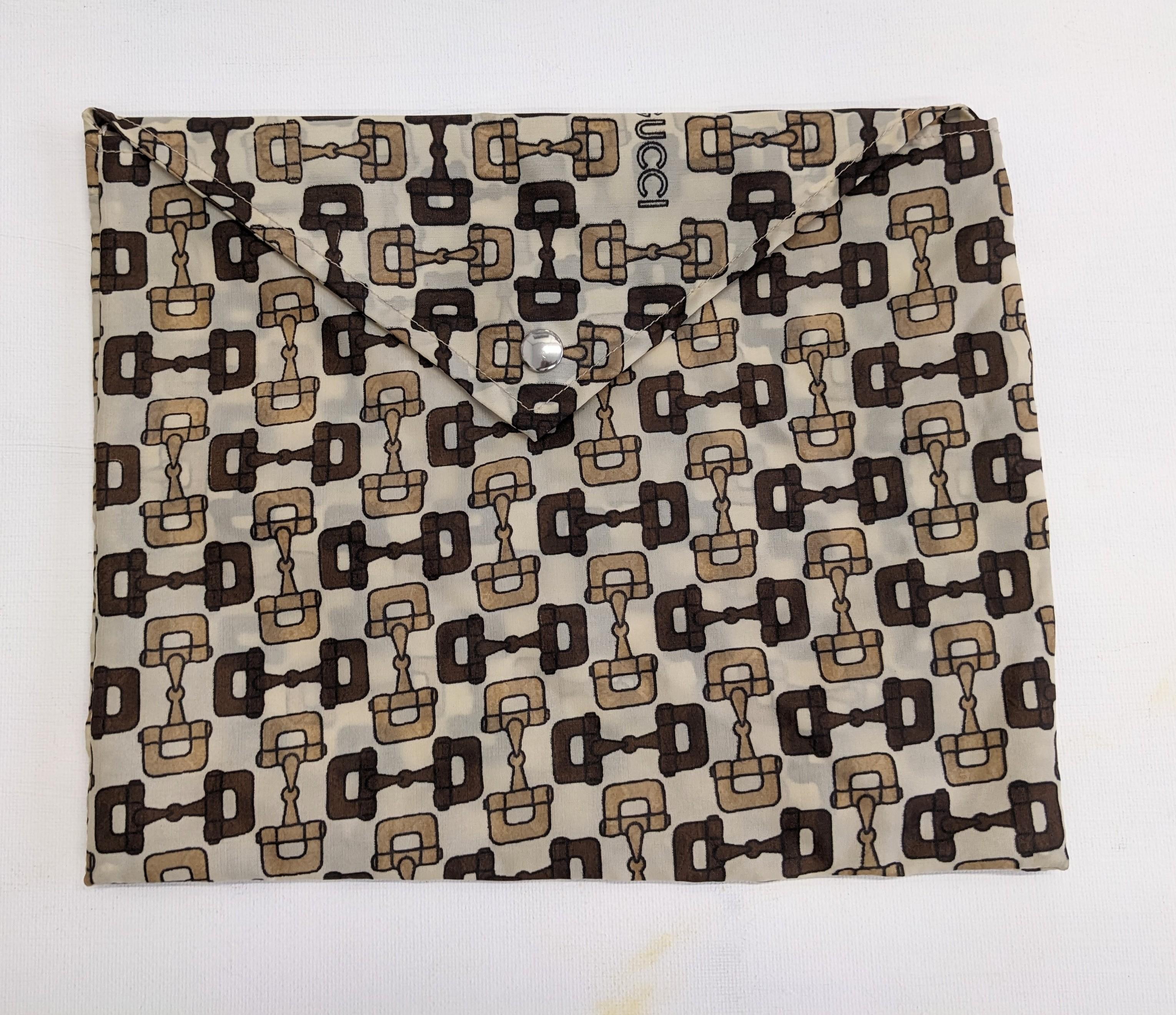 Früher Gucci Regenmantel mit Pferde Bit Logo bedruckt im Angebot 8