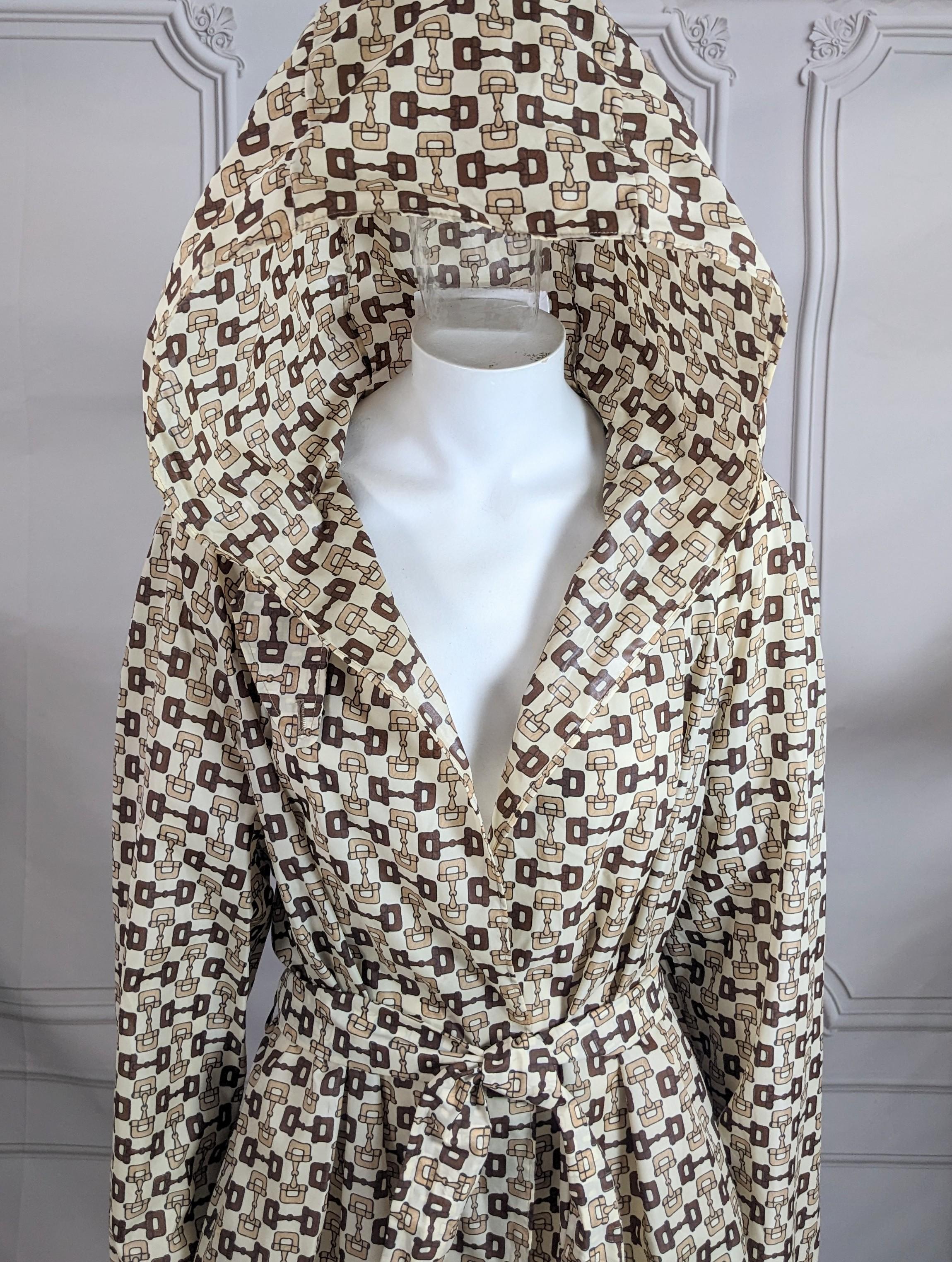 Früher Gucci Regenmantel mit Pferde Bit Logo bedruckt (Grau) im Angebot