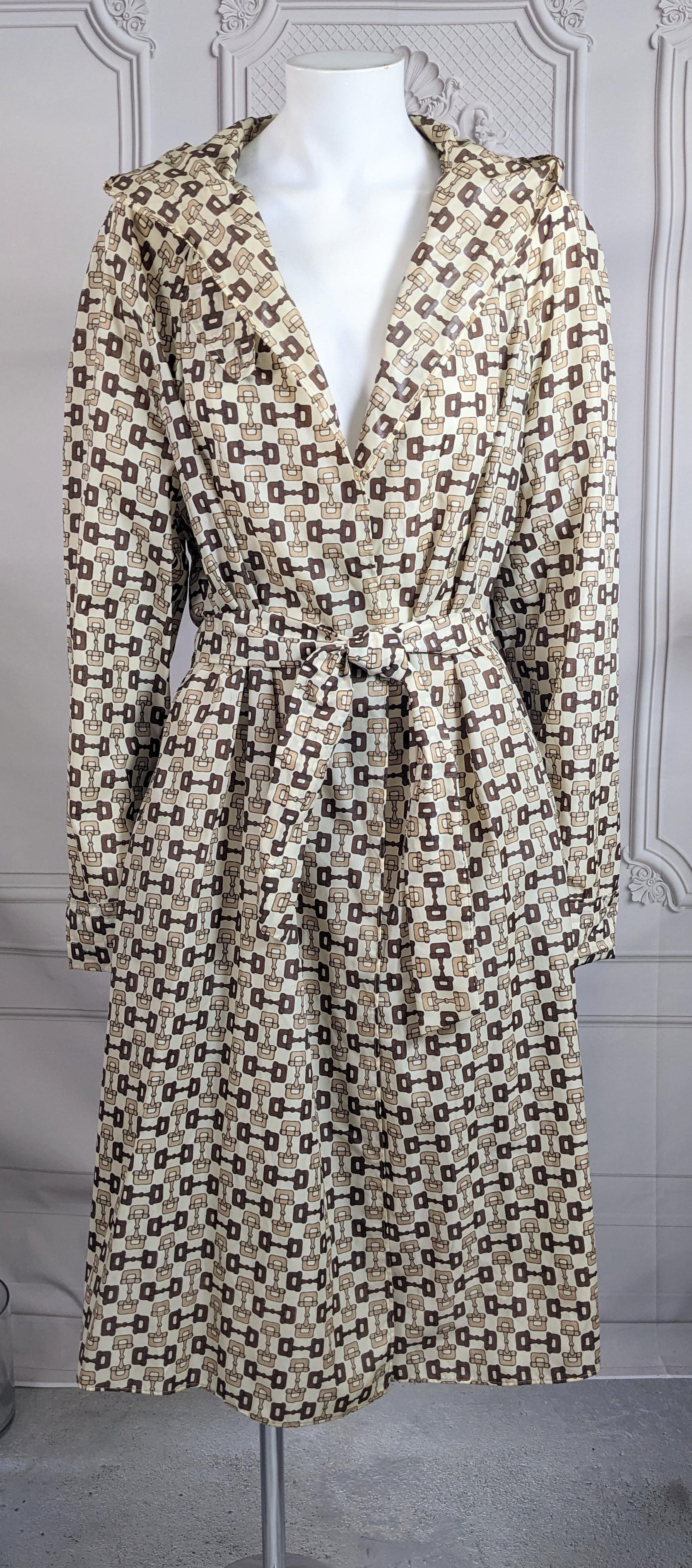 Früher Gucci Regenmantel mit Pferde Bit Logo bedruckt im Zustand „Hervorragend“ im Angebot in New York, NY