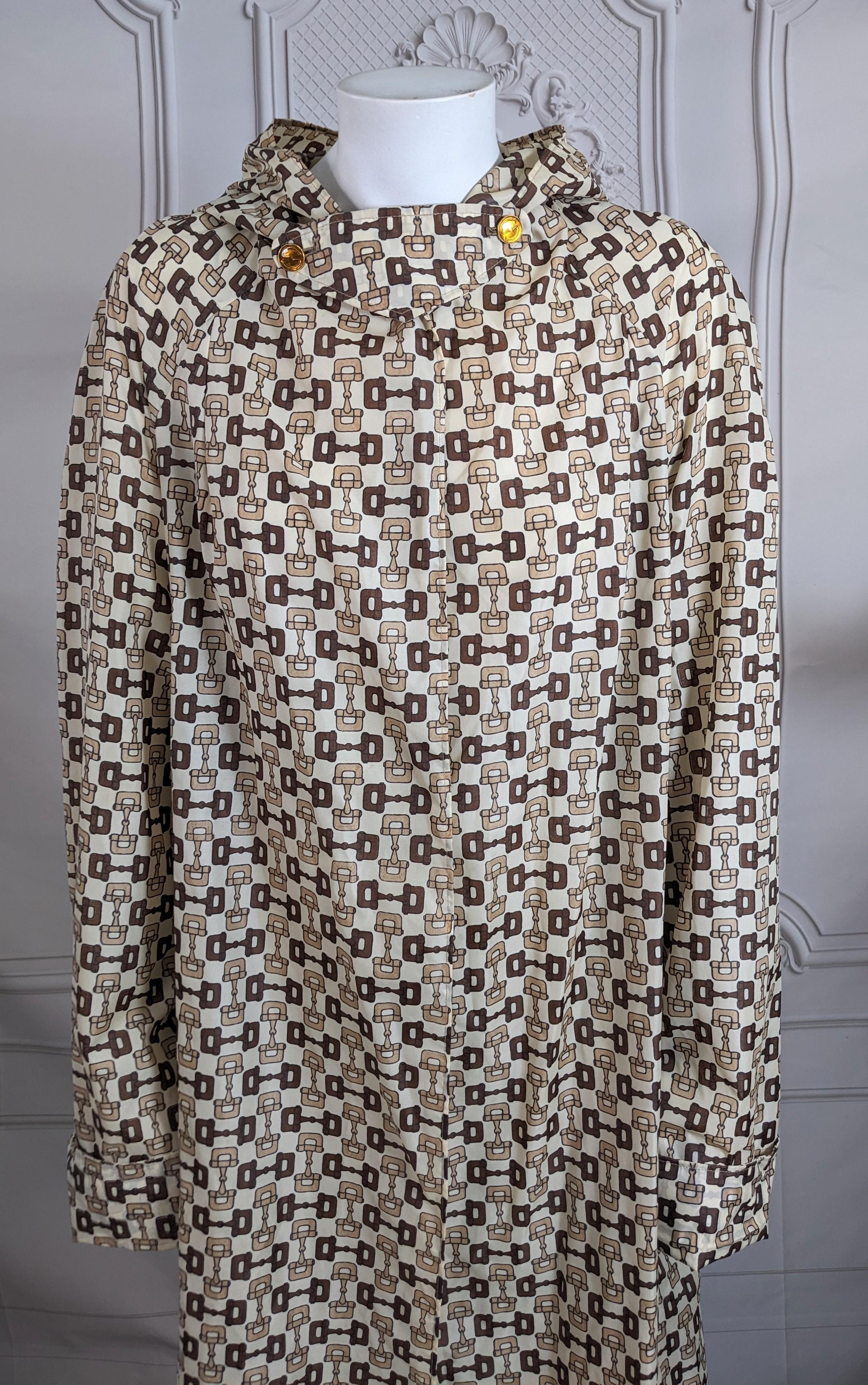 Früher Gucci Regenmantel mit Pferde Bit Logo bedruckt im Angebot 1