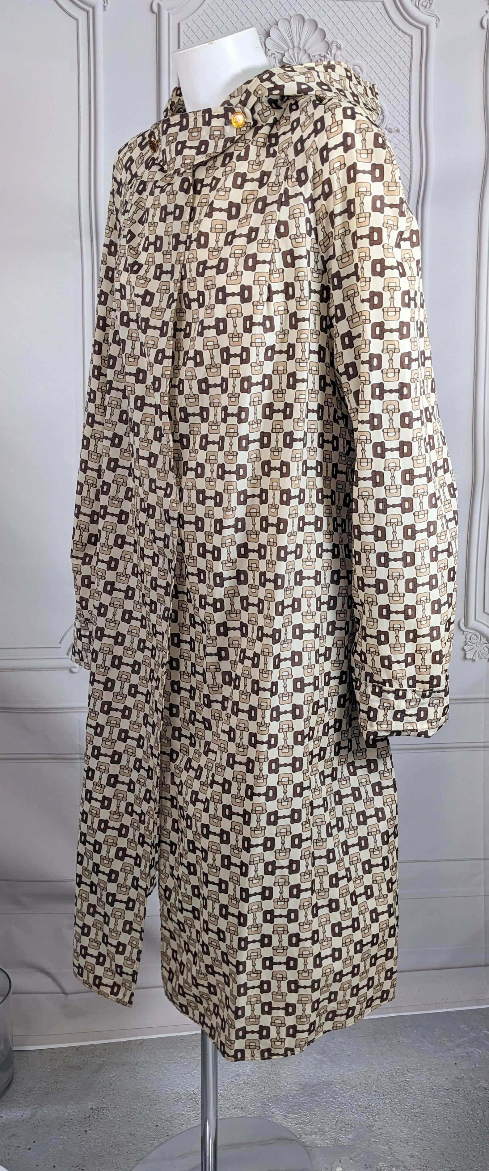 Früher Gucci Regenmantel mit Pferde Bit Logo bedruckt im Angebot 2