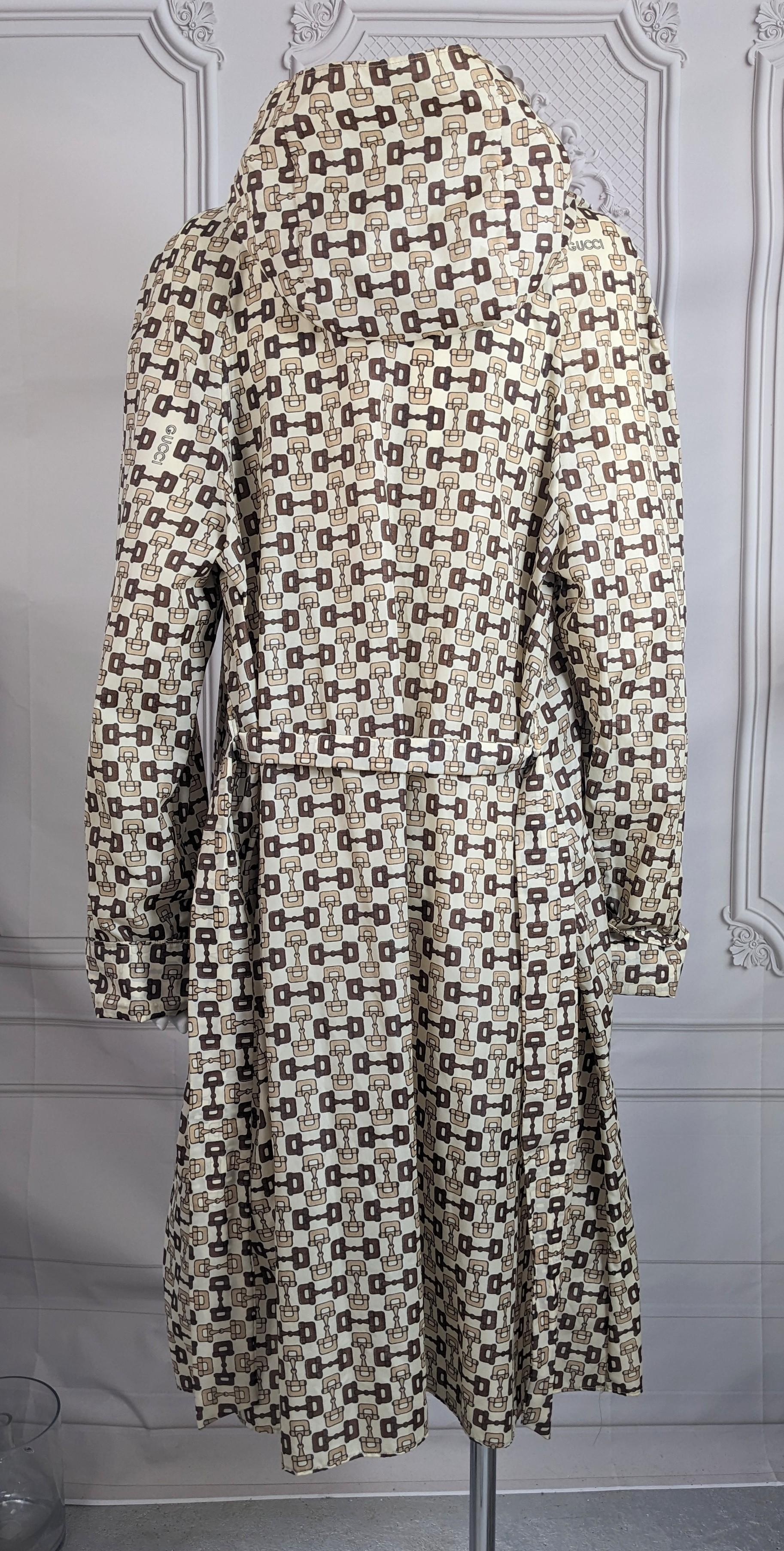 Früher Gucci Regenmantel mit Pferde Bit Logo bedruckt im Angebot 3