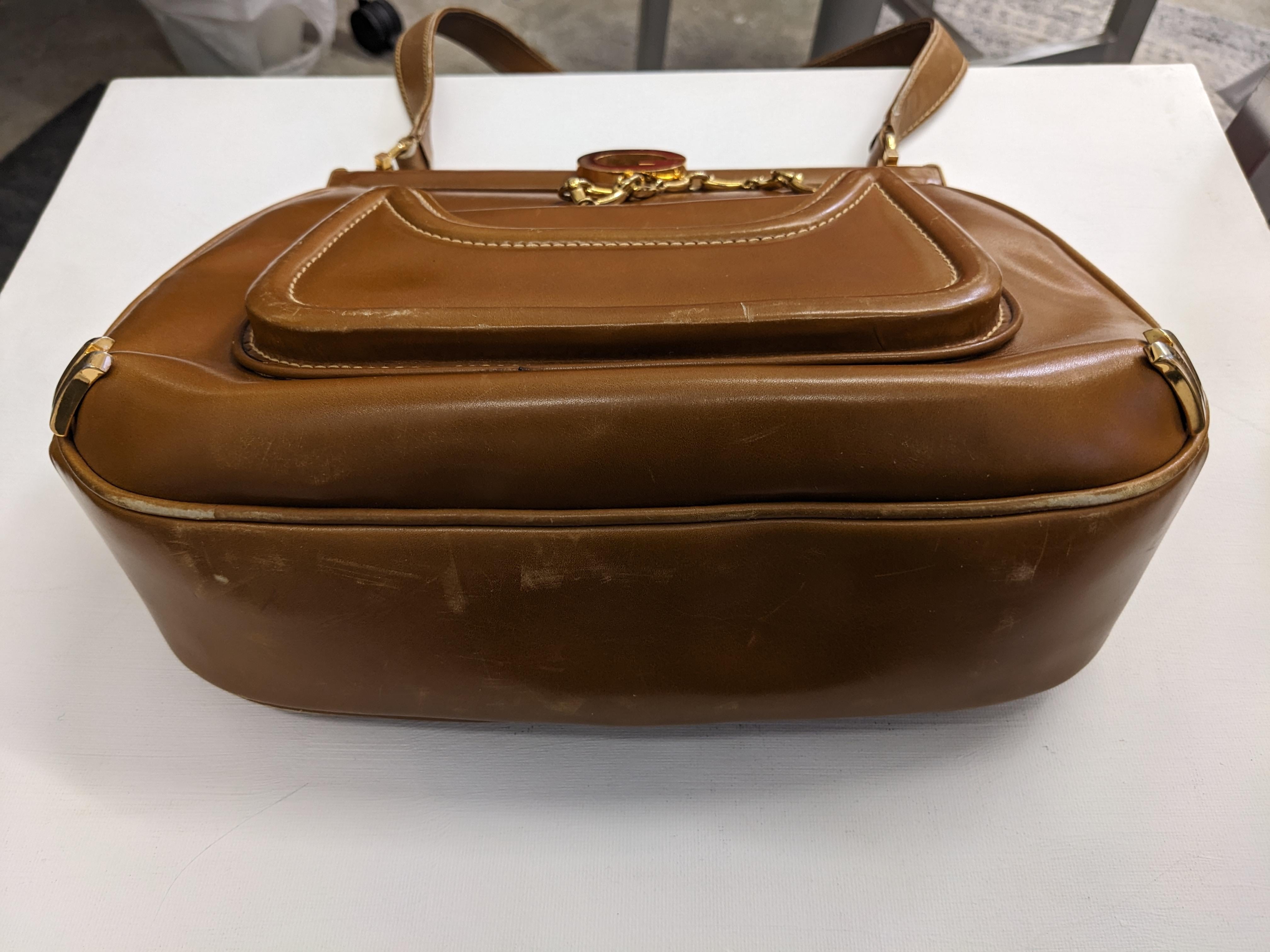 Early Gucci Logo Caramel Leather Shoulder Bag en vente 5