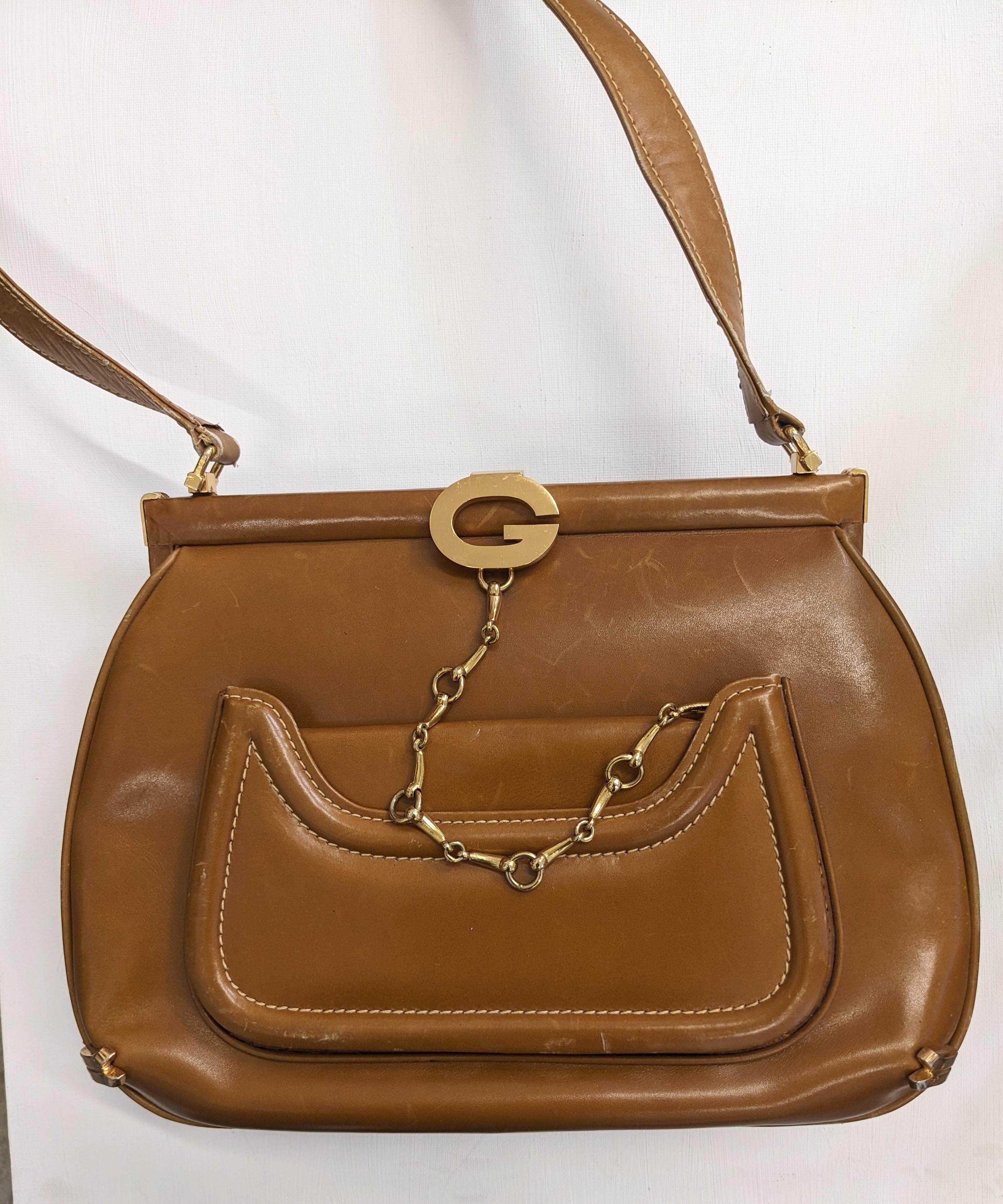 Sac à bandoulière en cuir caramel avec logo Gucci datant des années 1970 et présentant de magnifiques détails. Fermoir de type 