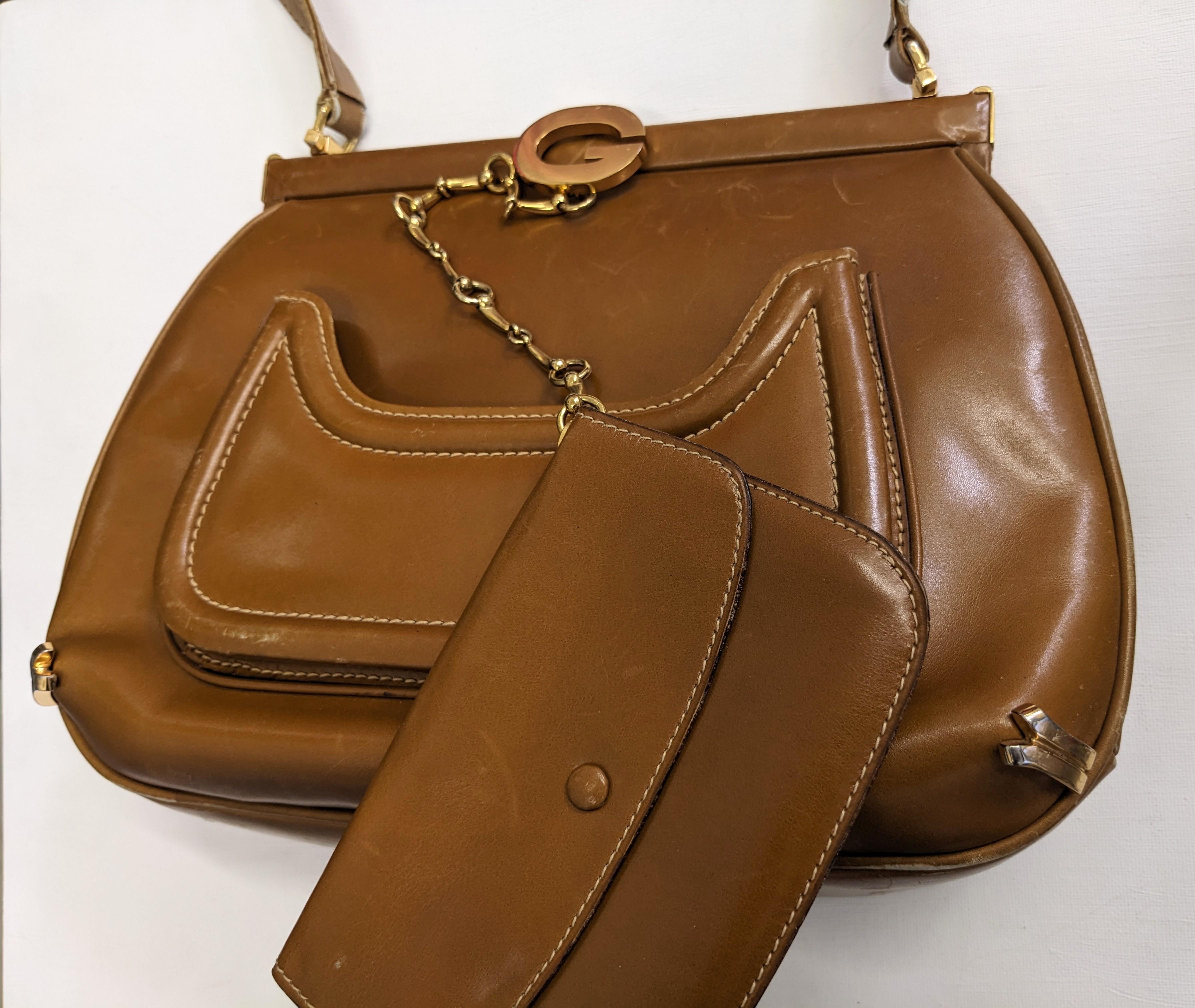 Early Gucci Logo Caramel Leather Shoulder Bag Bon état - En vente à New York, NY