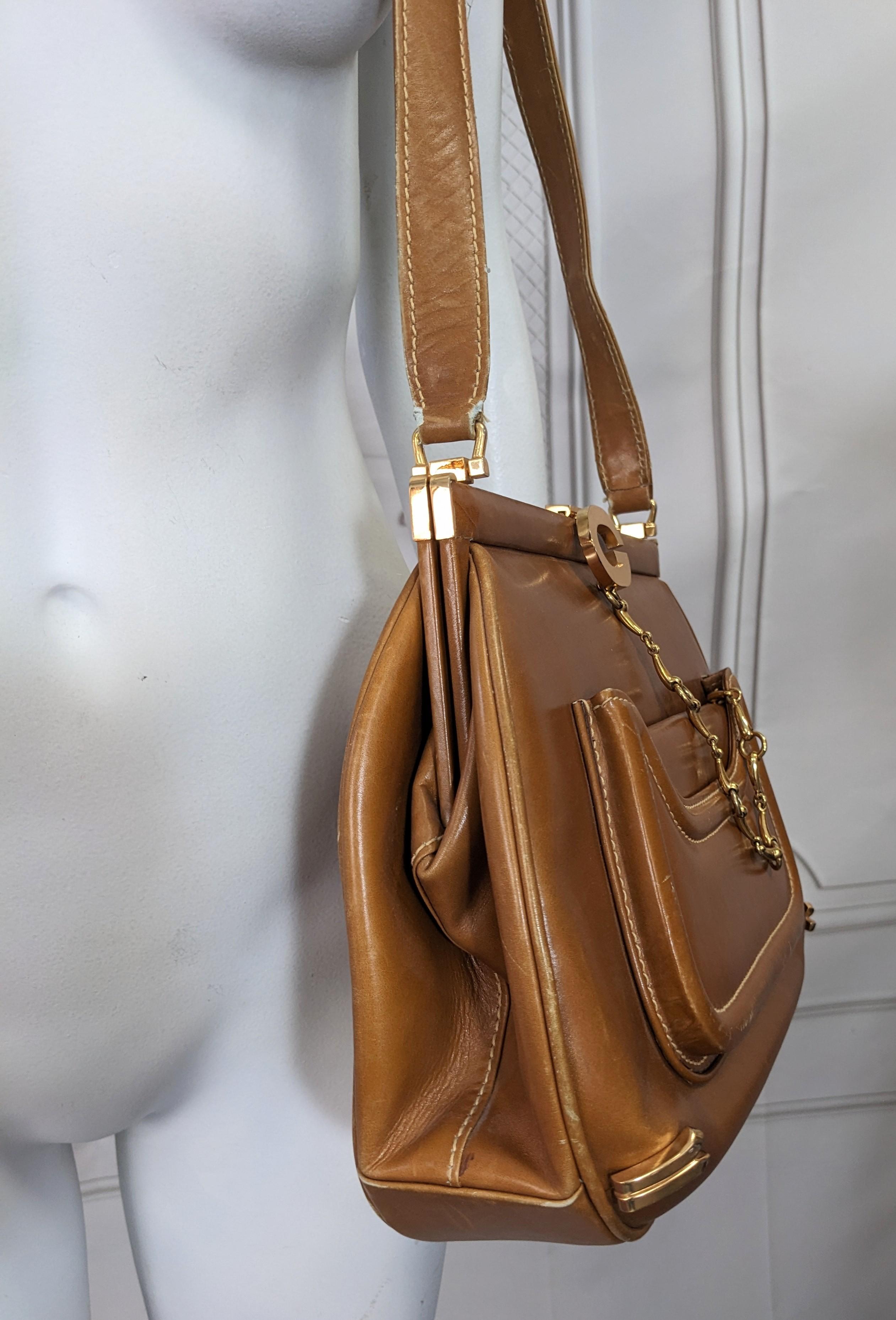 Early Gucci Logo Caramel Leather Shoulder Bag en vente 2