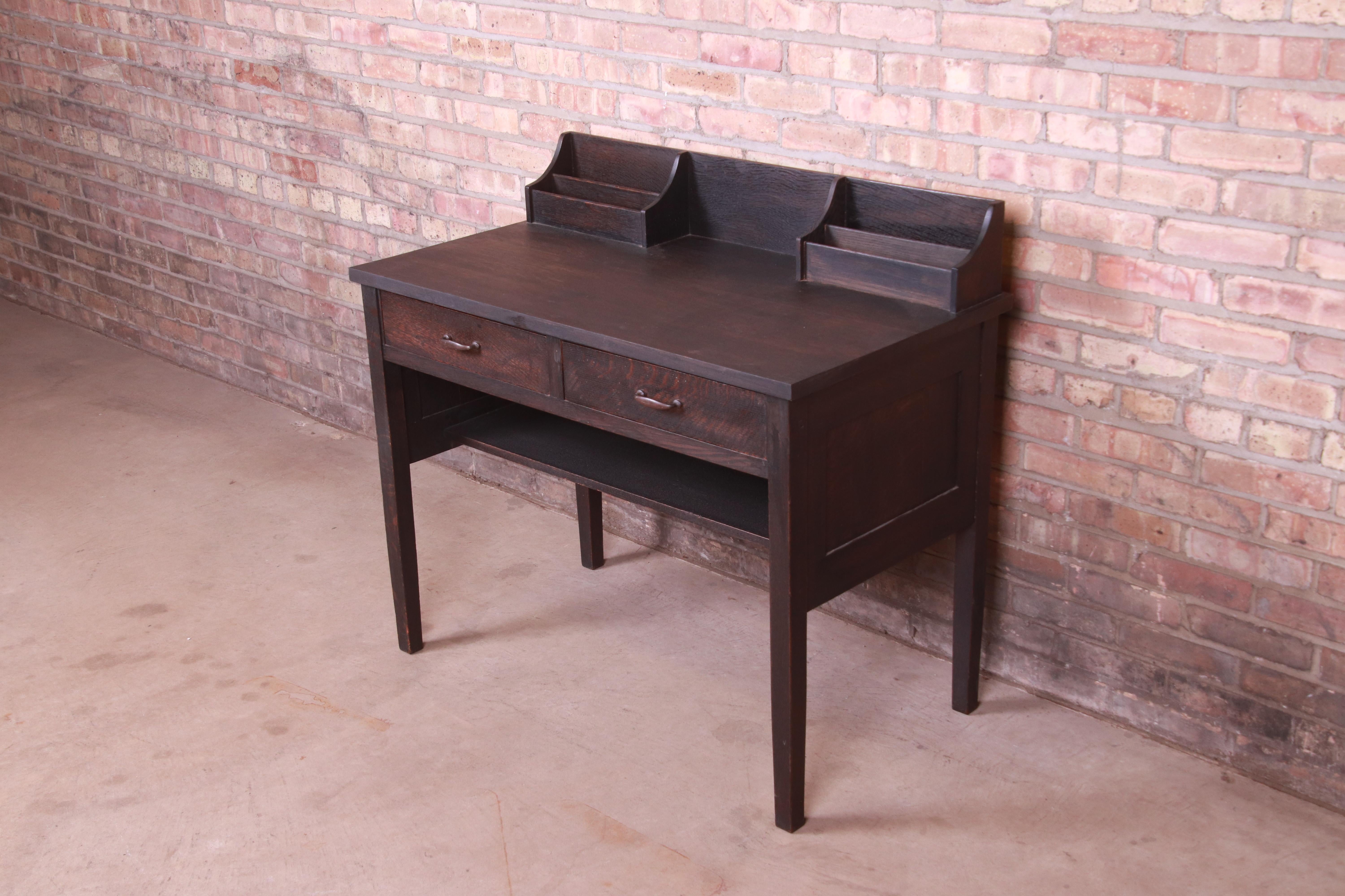 Un raro ed eccezionale scrittoio antico Mission Arts & Crafts in quercia

Di Gustav Stickley (etichetta originale presente)

USA, circa 1900

Rovere massiccio segato a quarto di dollaro con finitura originale ebanizzata e ferramenta originale