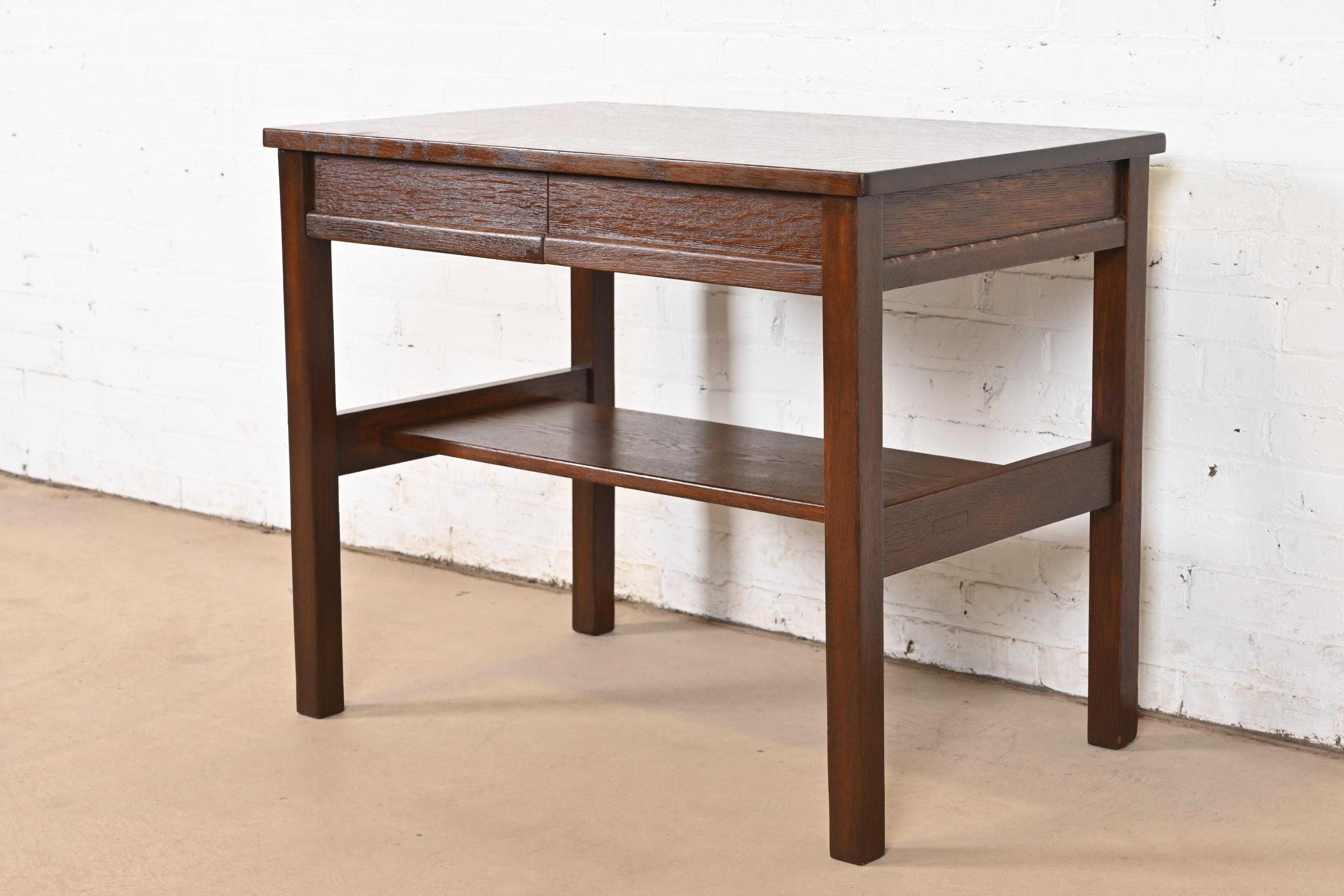 Ein außergewöhnlicher antiker Schreibtisch aus Eiche im Missions- oder Arts & Crafts-Stil oder ein Bibliothekstisch

Von Gustav Stickley (signiert mit frühem roten Aufkleber)

USA, ca. 1900

Maße: 35,63 