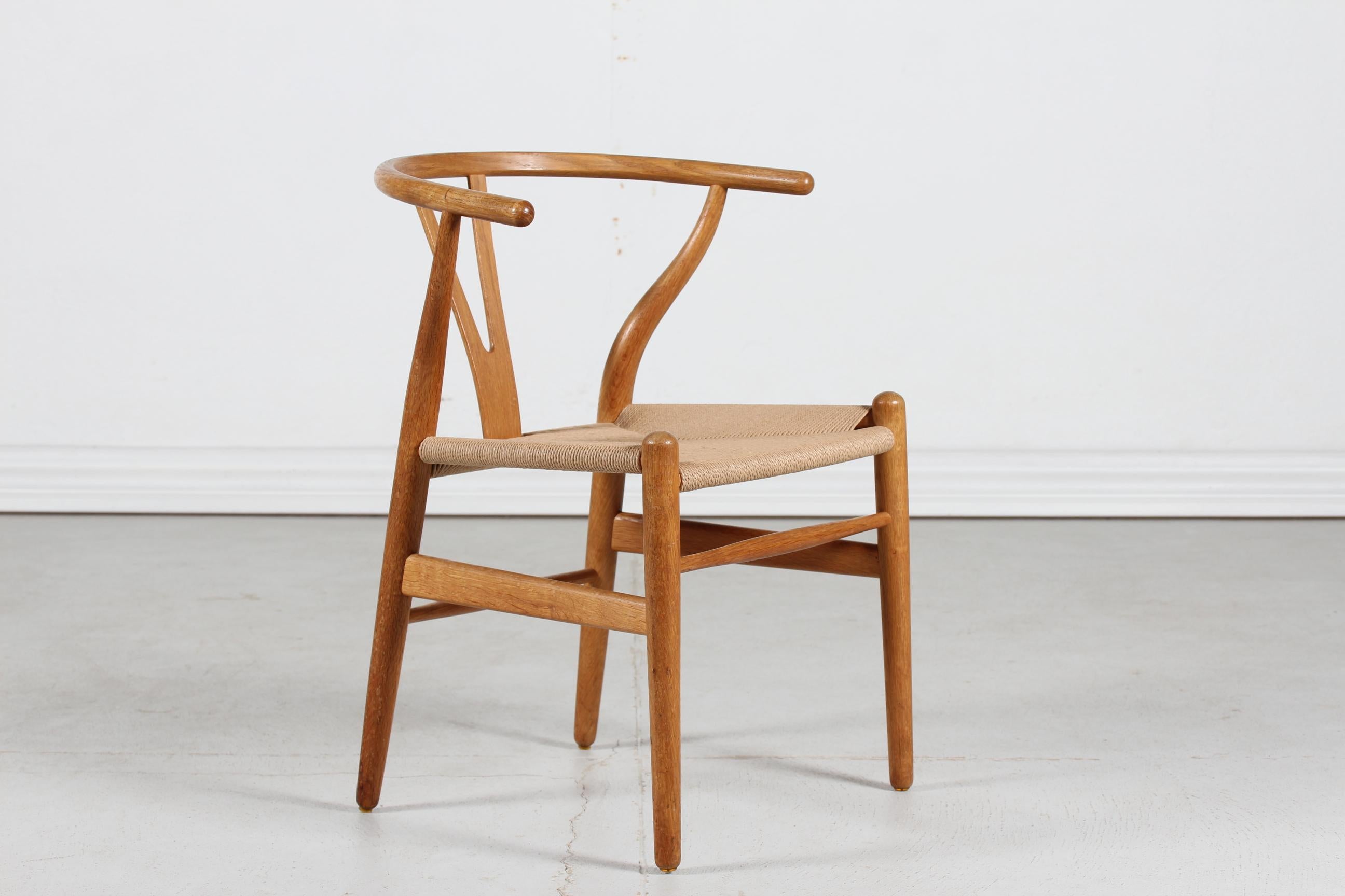 An early version of Hans J. Wegner´s (1914-2007) wishbone chair.
Model no. CH 24 manufactured by Carl Hansen & Son, Denmark.
The wishbone chair has been in production since 1950.

The chair is made of solid oak with new paper cord seat.

Very
